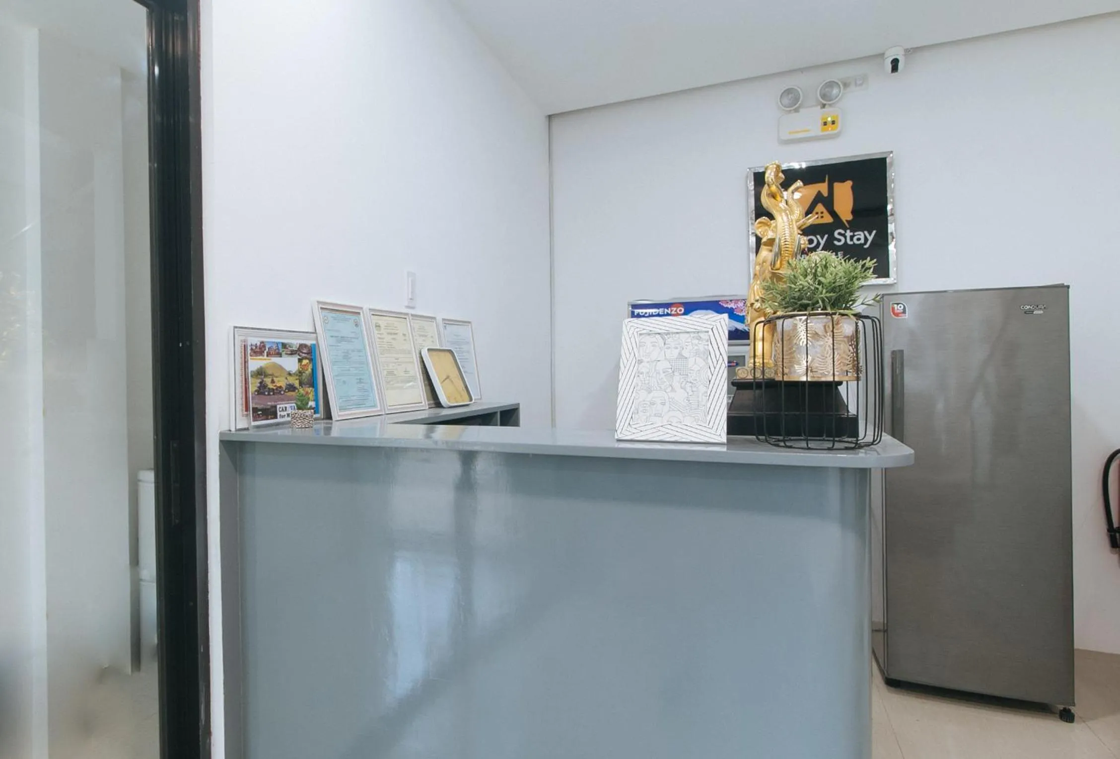 Lobby or reception in RedDoorz at Happy Stay Apartelle