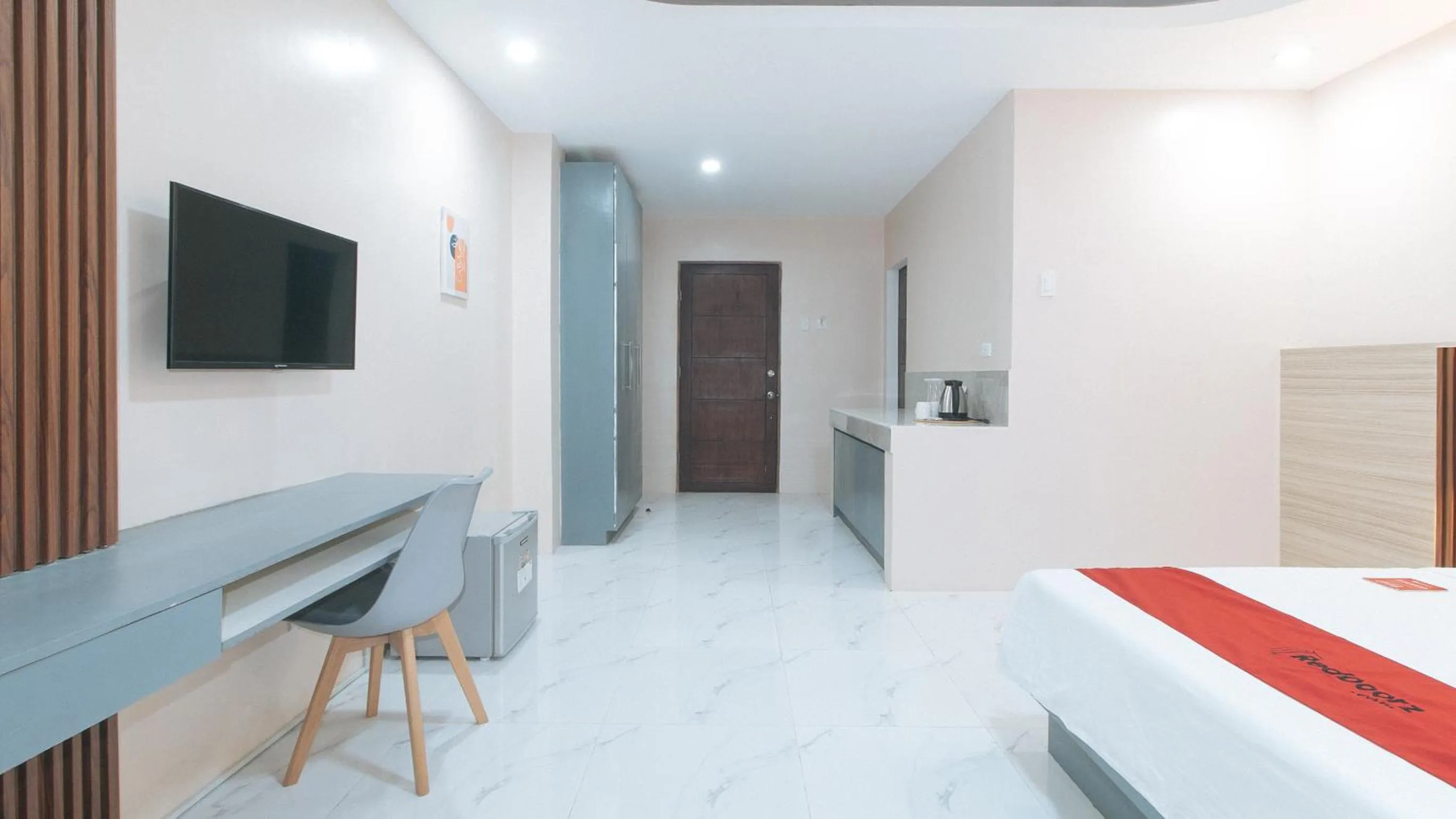 TV and multimedia, Bed in RedDoorz at Happy Stay Apartelle