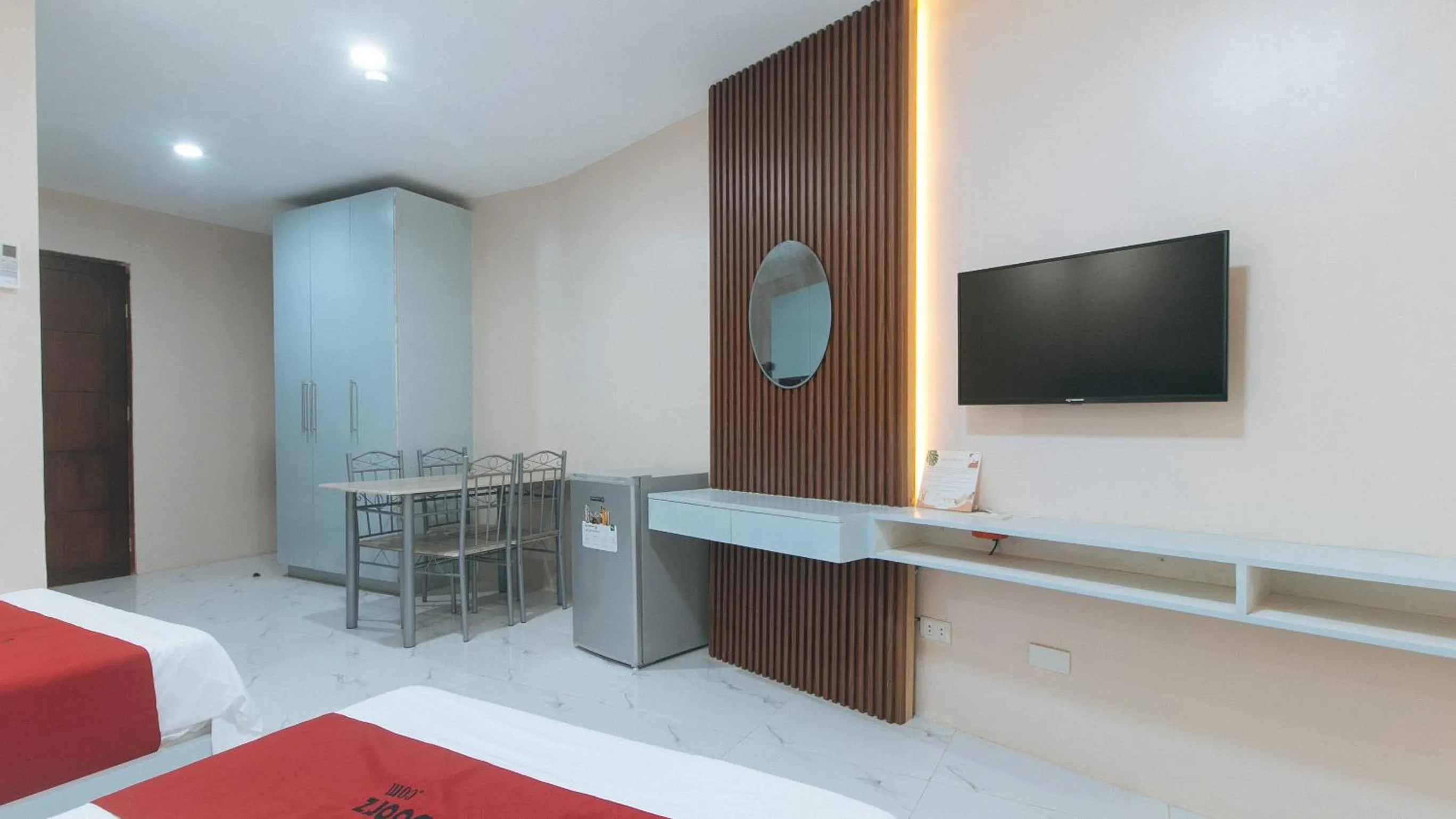 TV and multimedia in RedDoorz at Happy Stay Apartelle