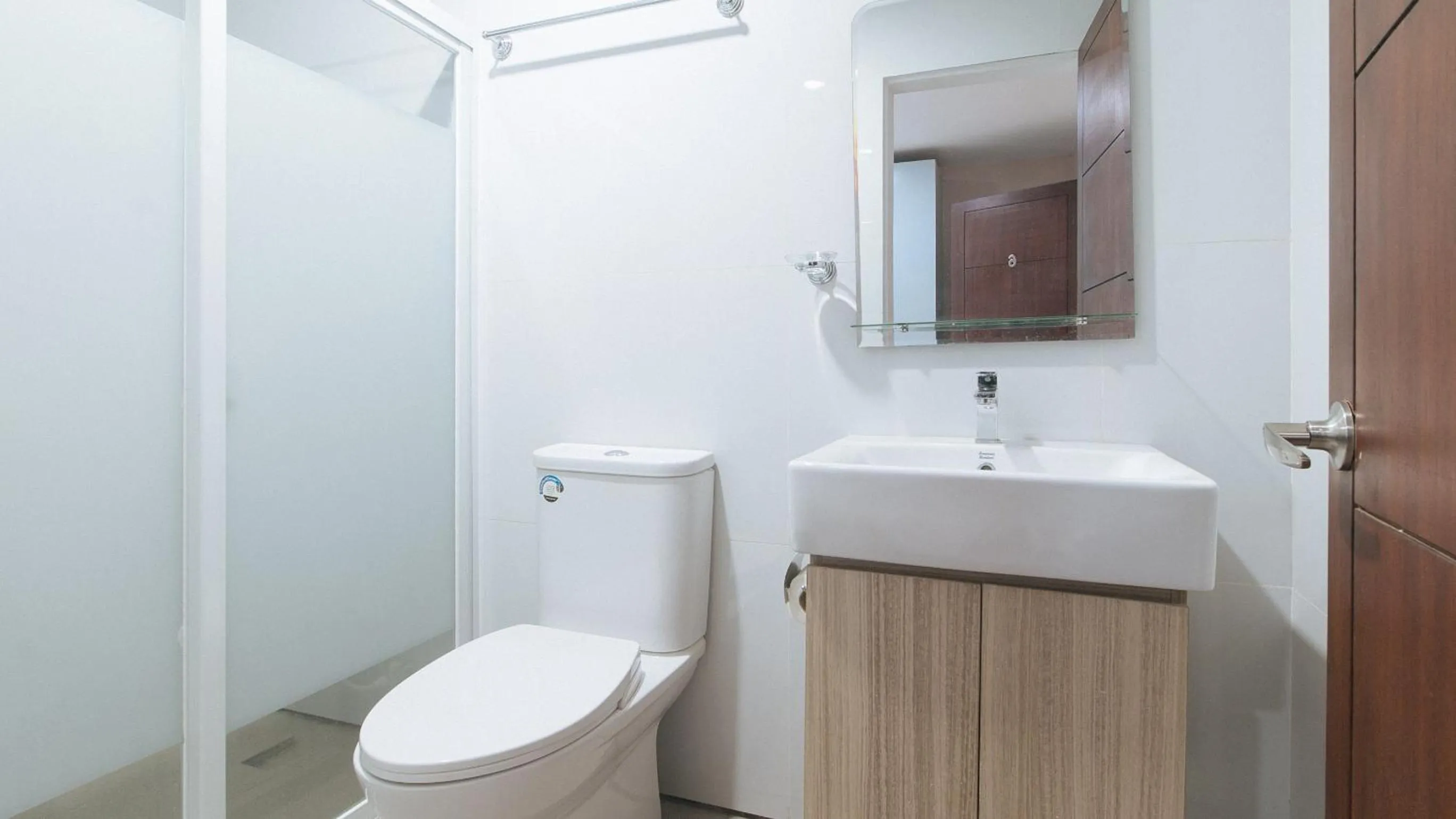 Toilet in RedDoorz at Happy Stay Apartelle