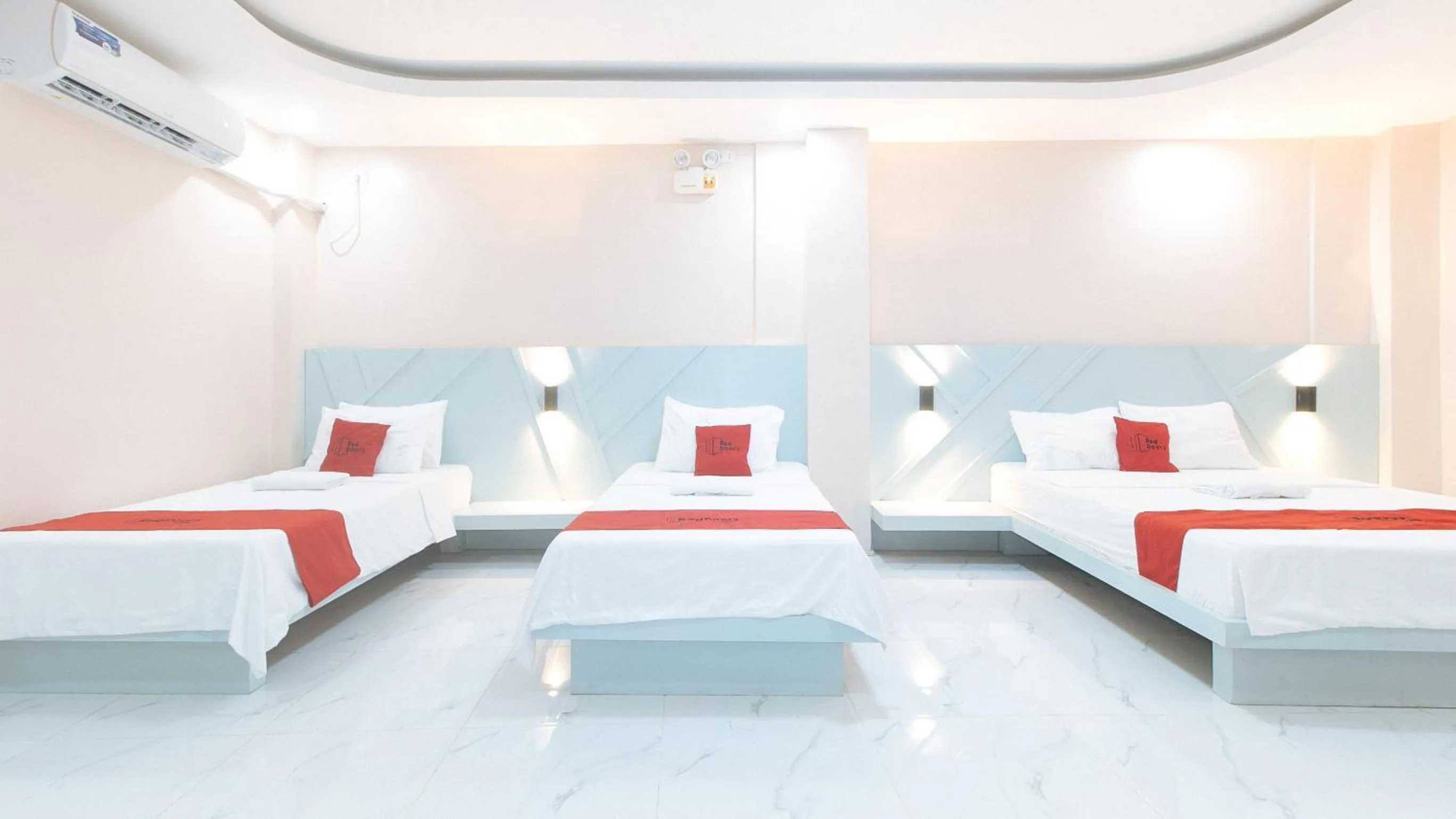 Bed in RedDoorz at Happy Stay Apartelle