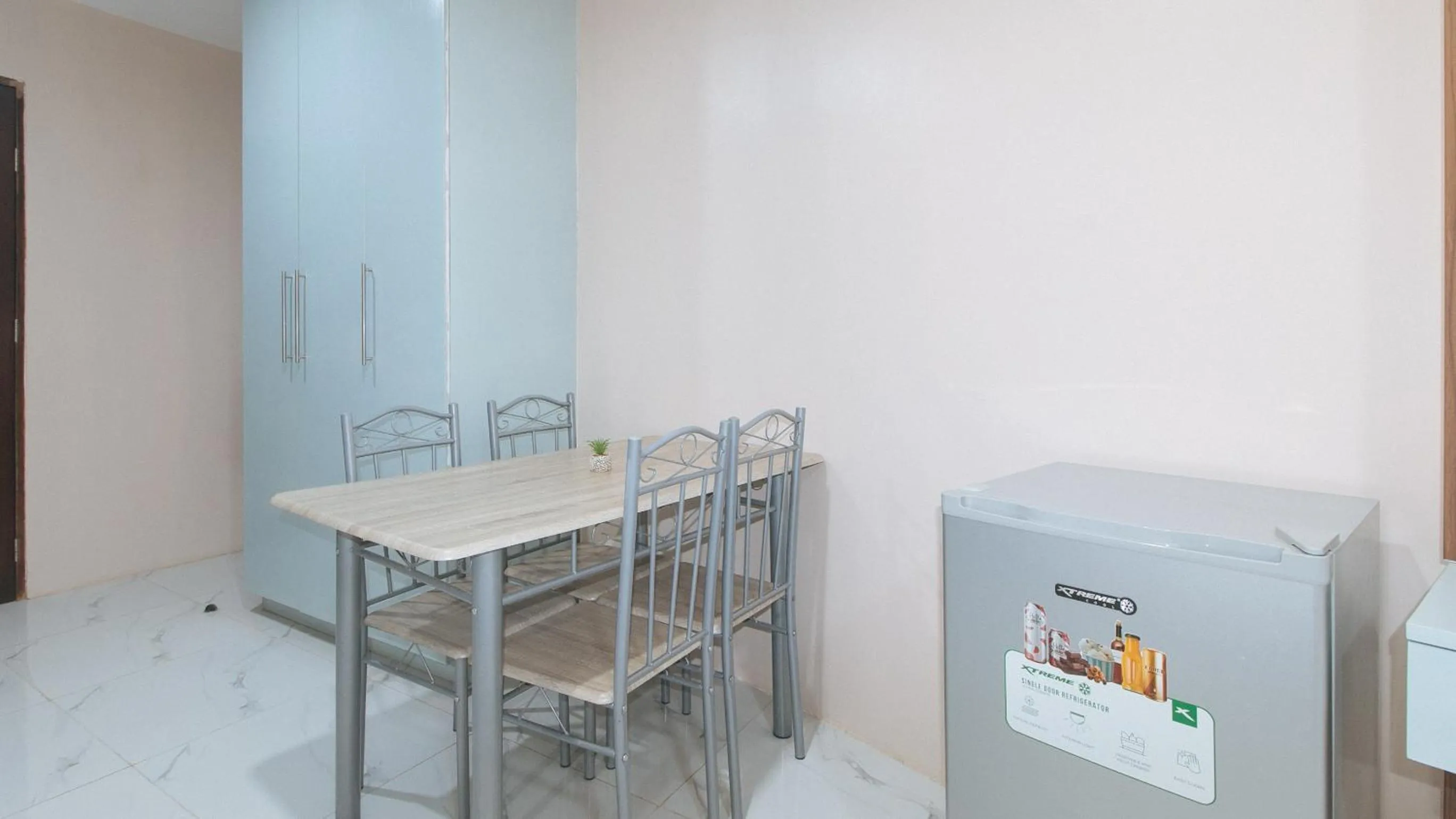 Kitchen or kitchenette in RedDoorz at Happy Stay Apartelle