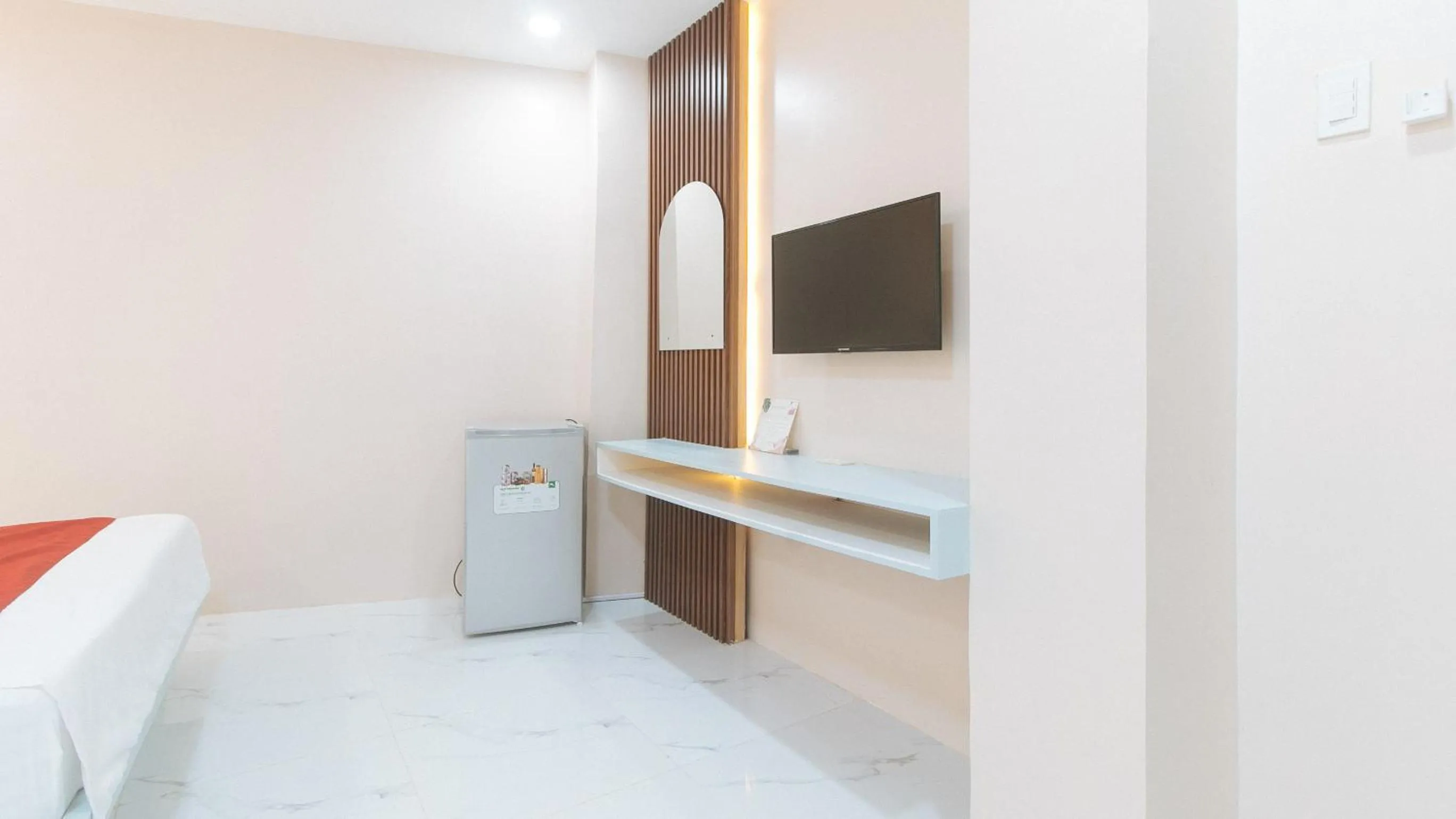 TV and multimedia, Bed in RedDoorz at Happy Stay Apartelle