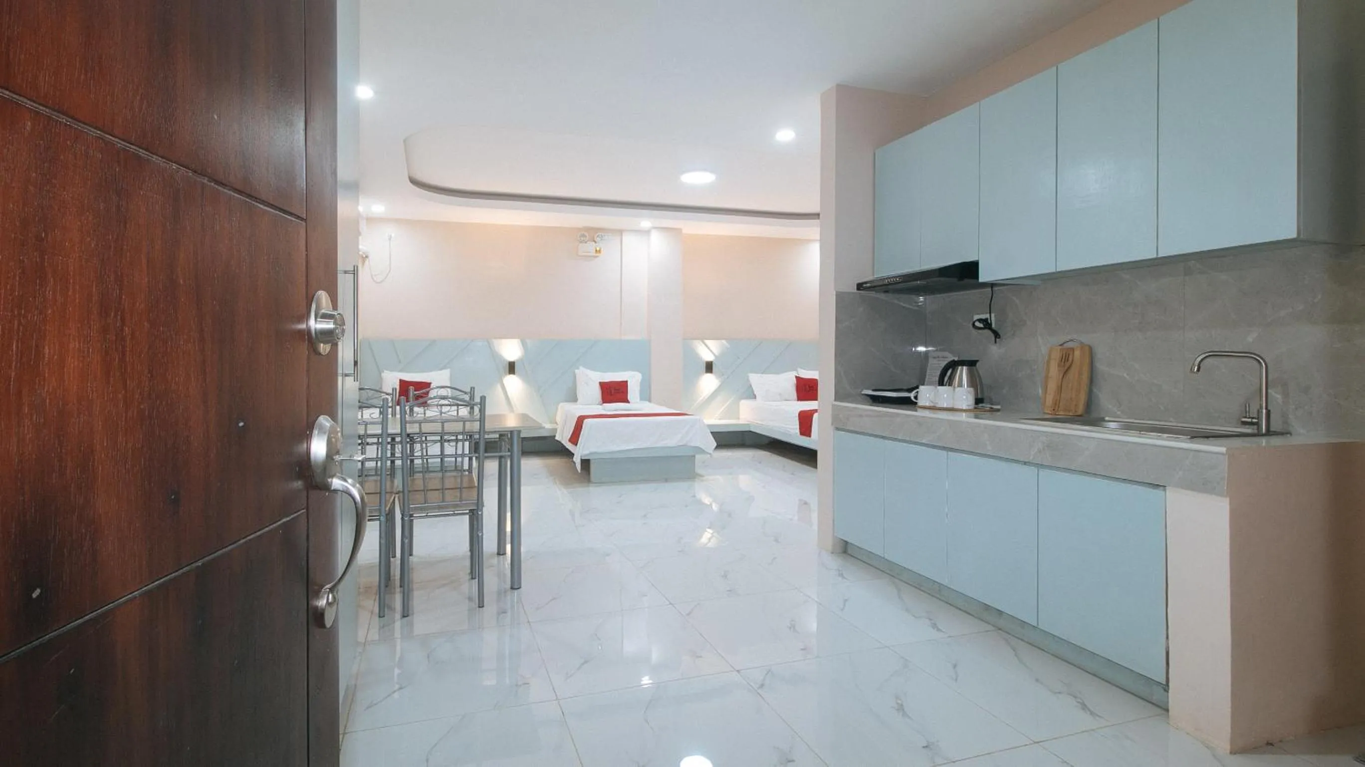 Kitchen or kitchenette in RedDoorz at Happy Stay Apartelle
