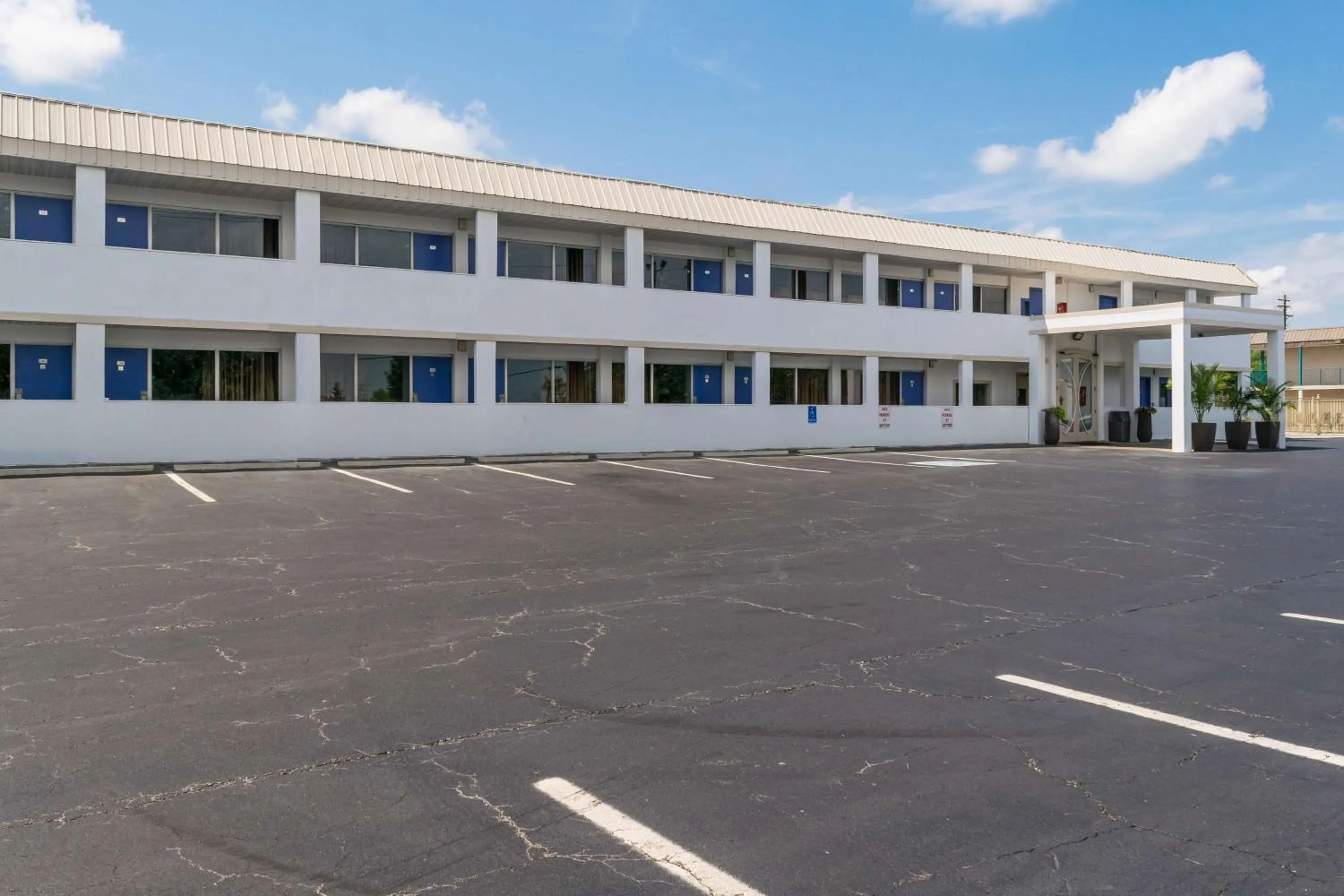 Property building in Motel 75 Monroe