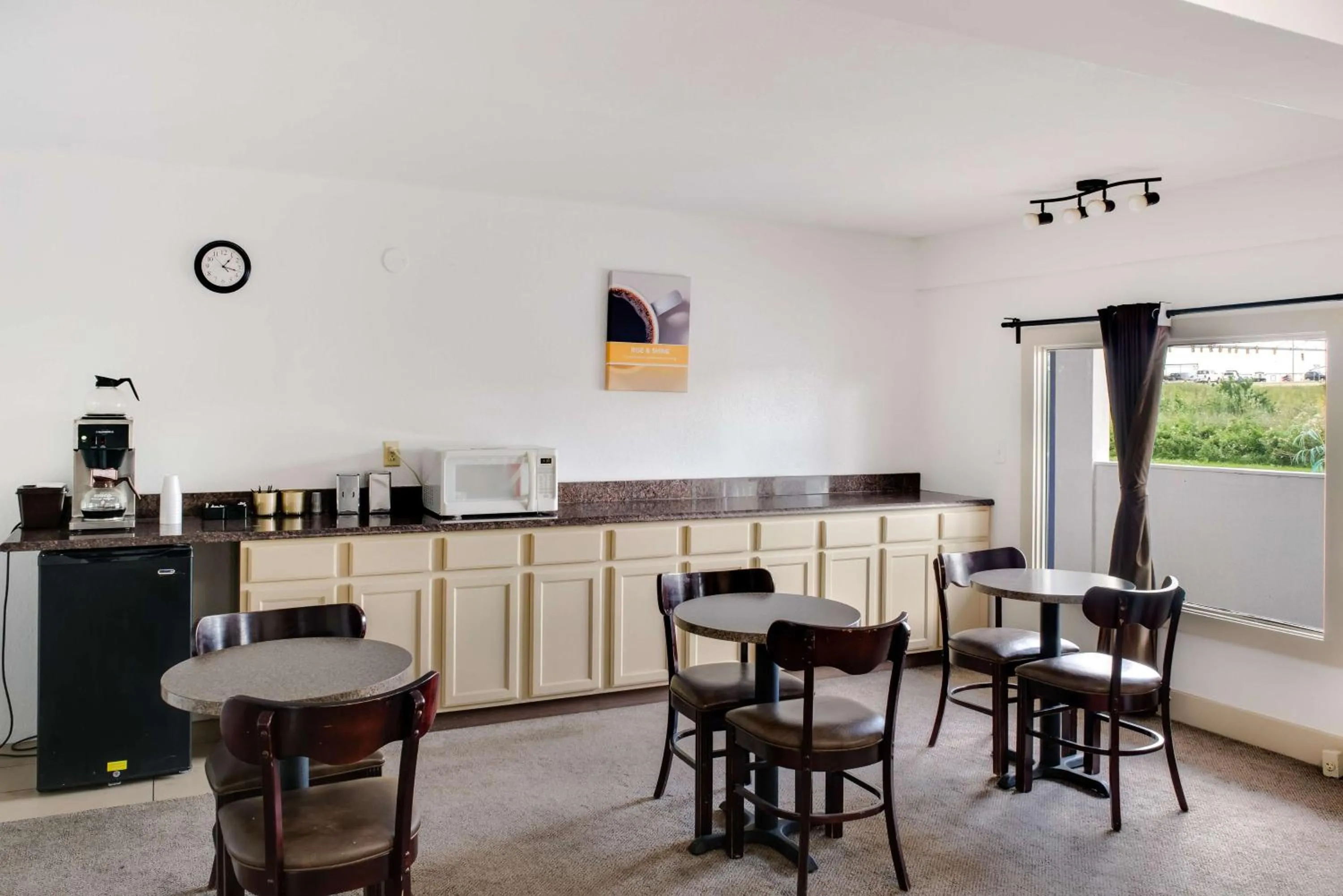 Restaurant/places to eat in Motel 75 Monroe