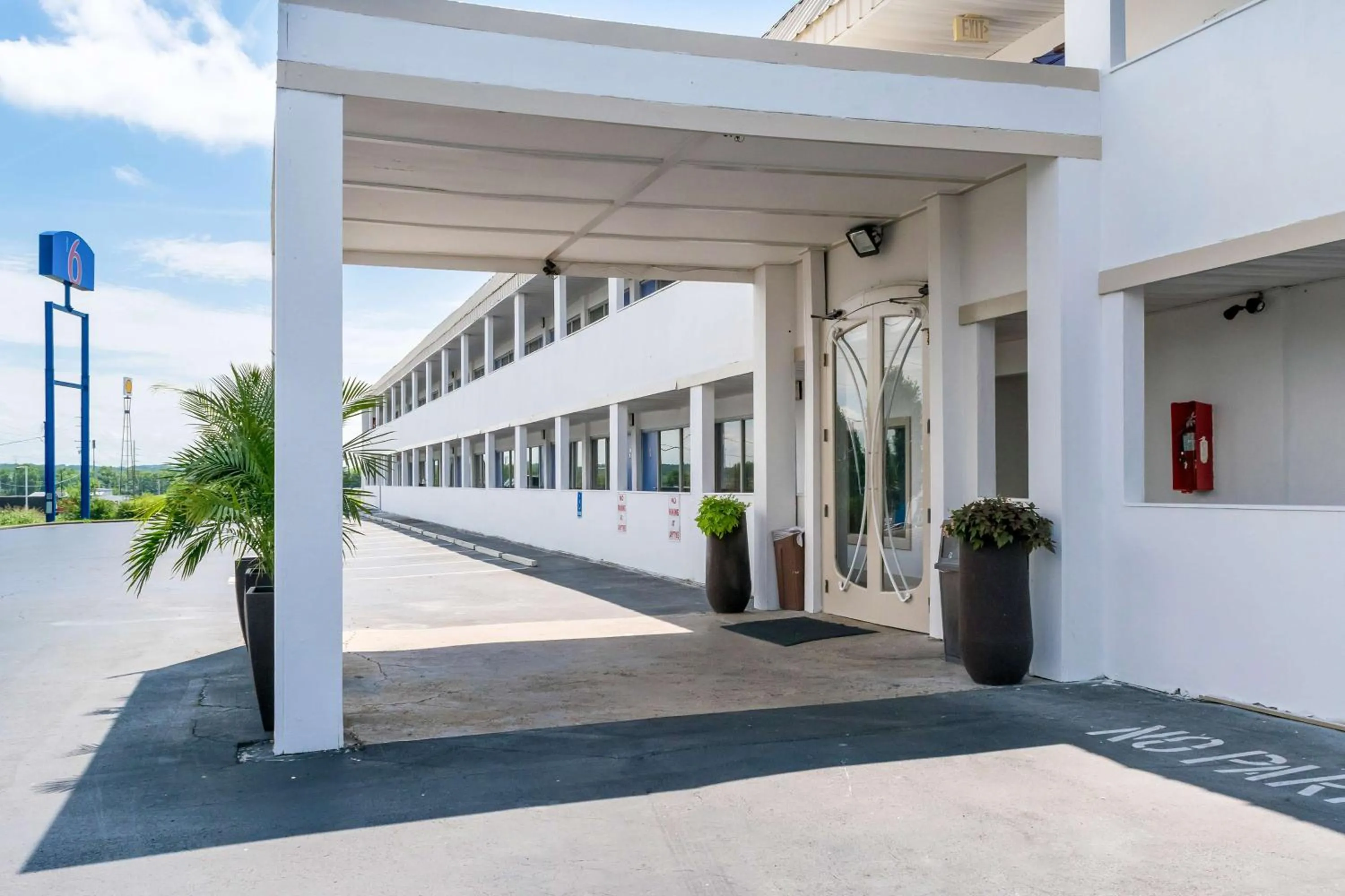 Property building in Motel 75 Monroe