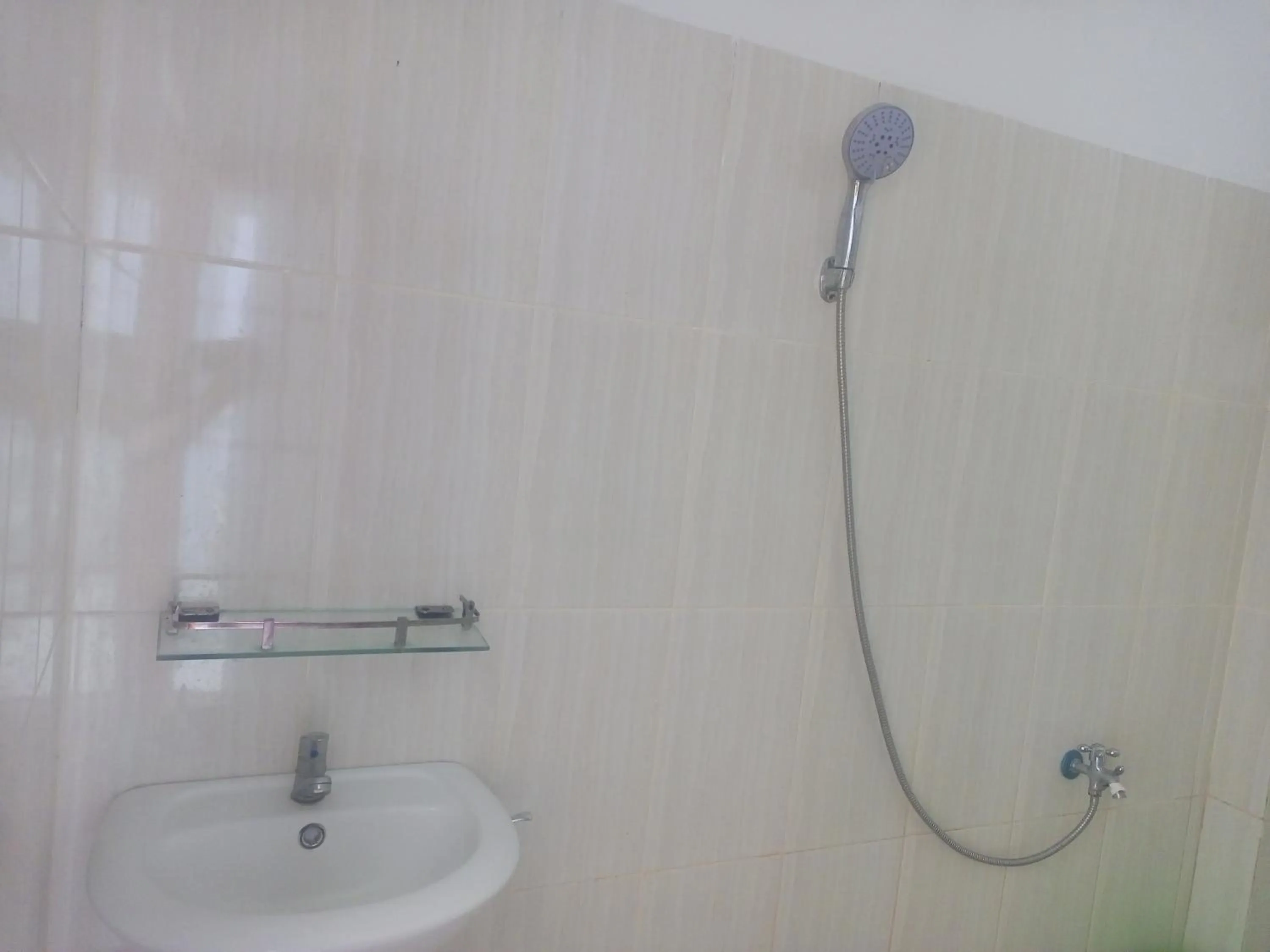 Shower in Penginapan Lamban Queens Kamar Double Bed Standar Room