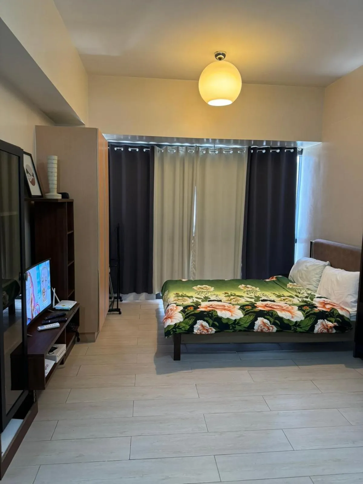 Bed in Henry's Newport Condotel