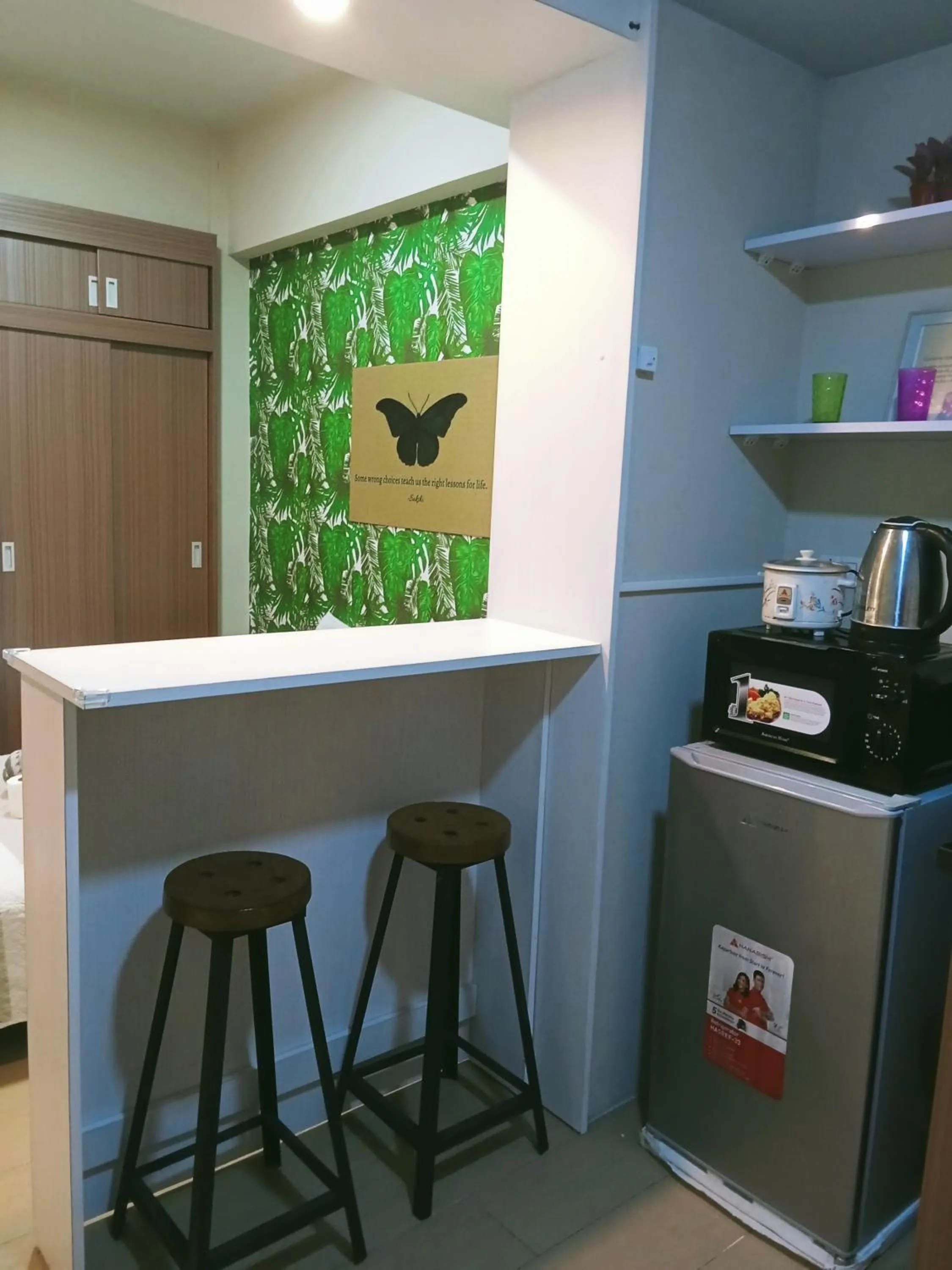 Coffee/tea facilities in Henry's Newport Condotel