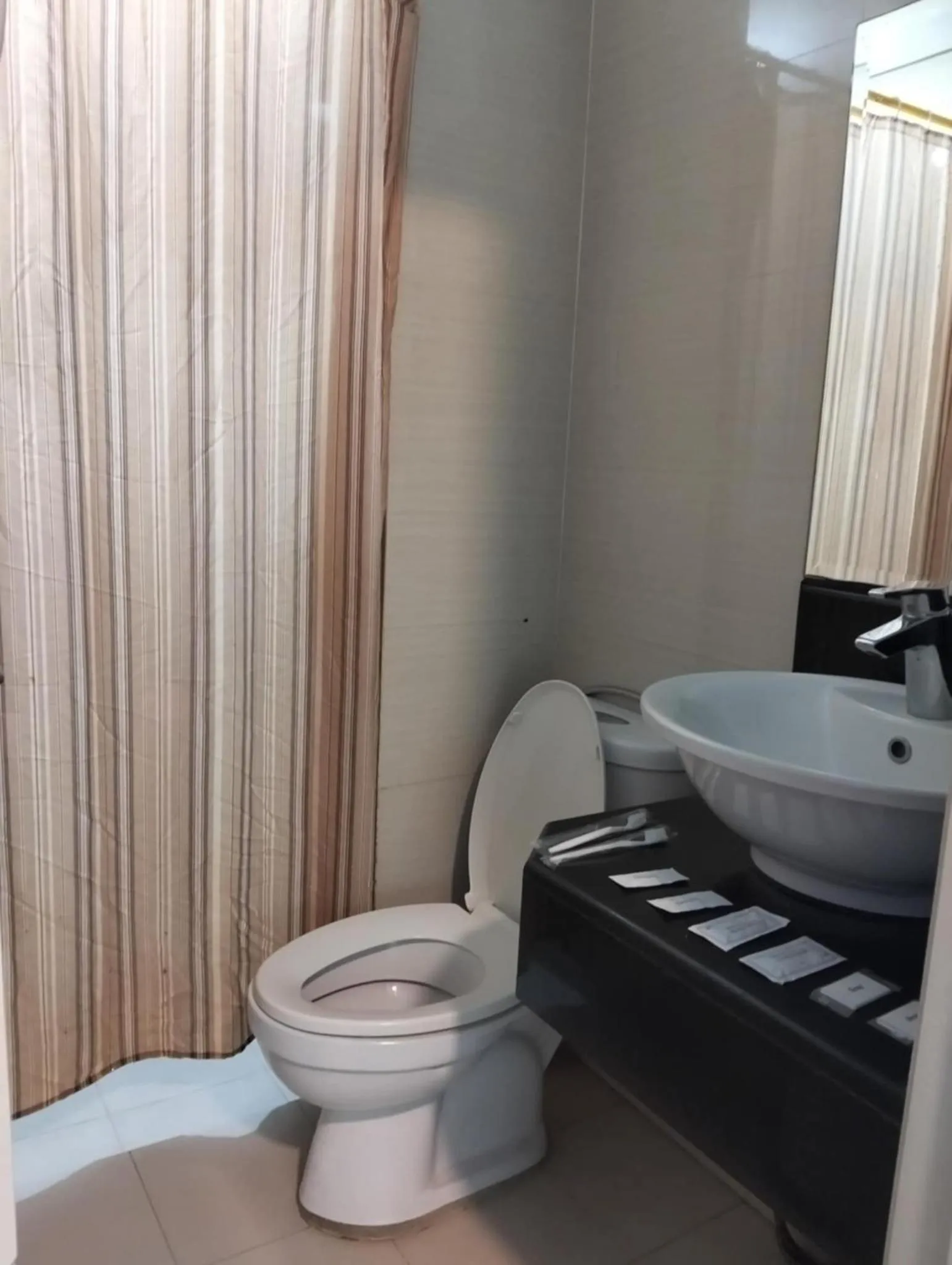 Henry's Newport Condotel