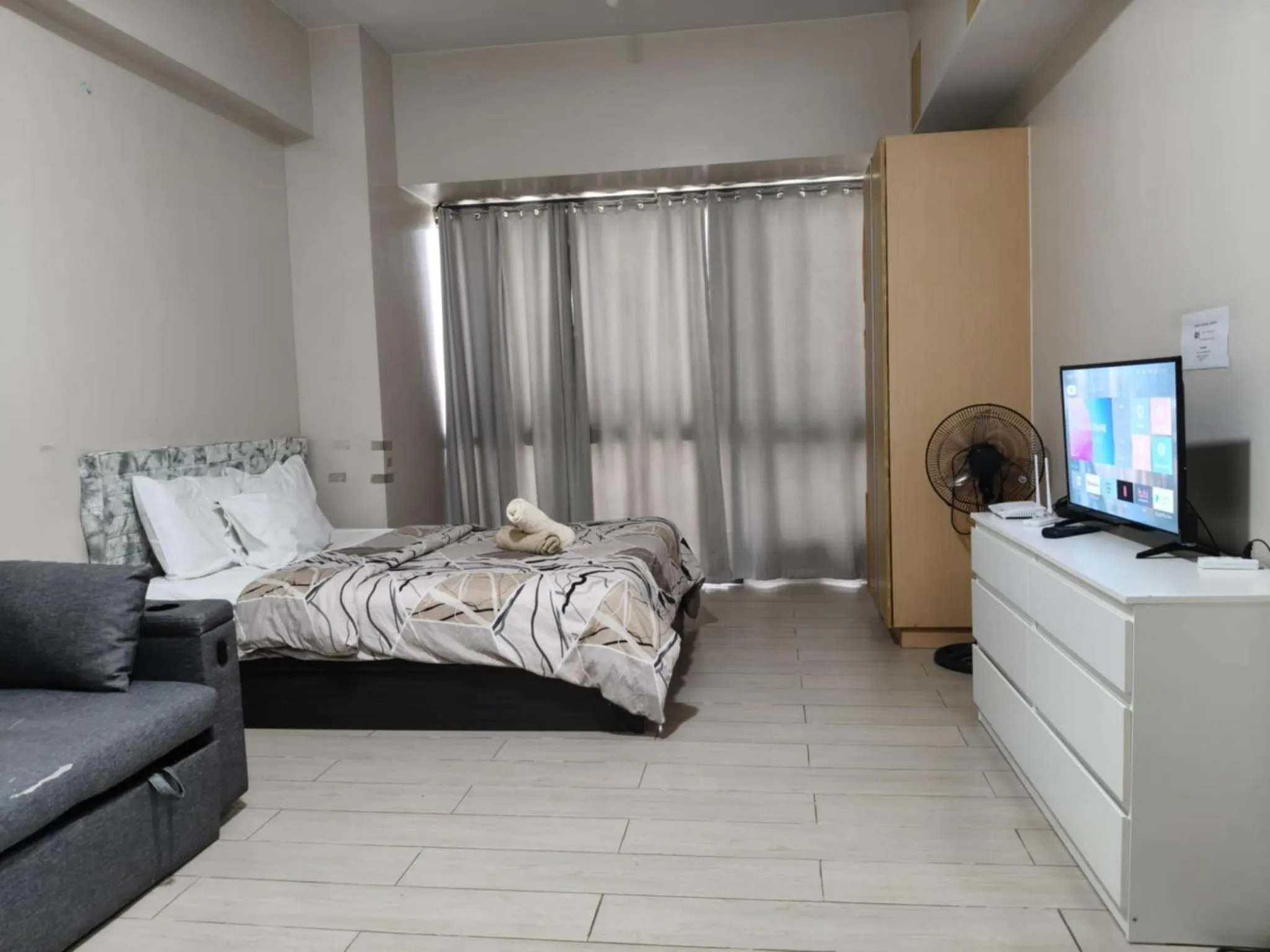 Bed in Henry's Newport Condotel