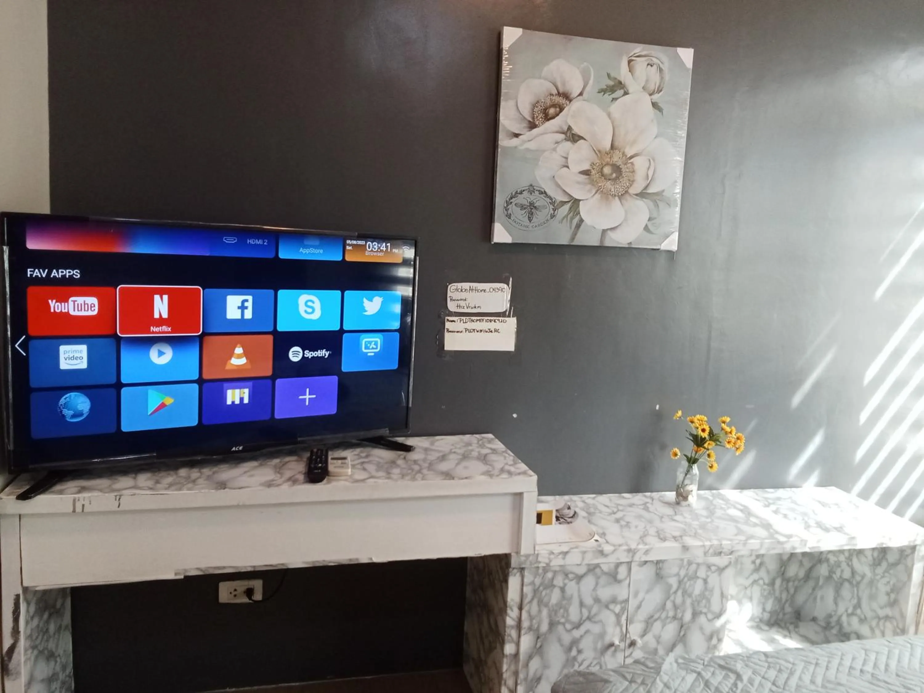 TV and multimedia in Henry's Newport Condotel