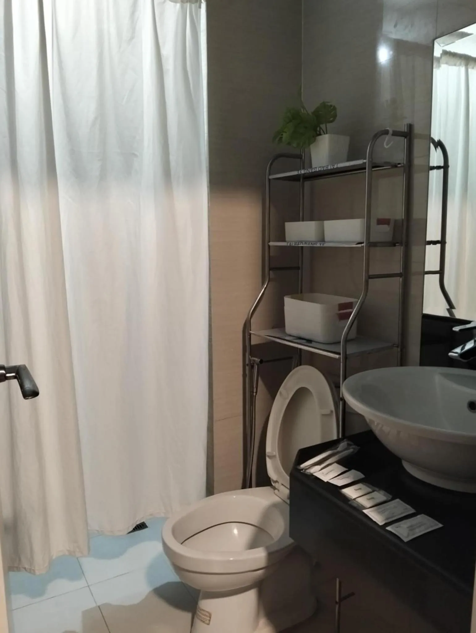 Henry's Newport Condotel