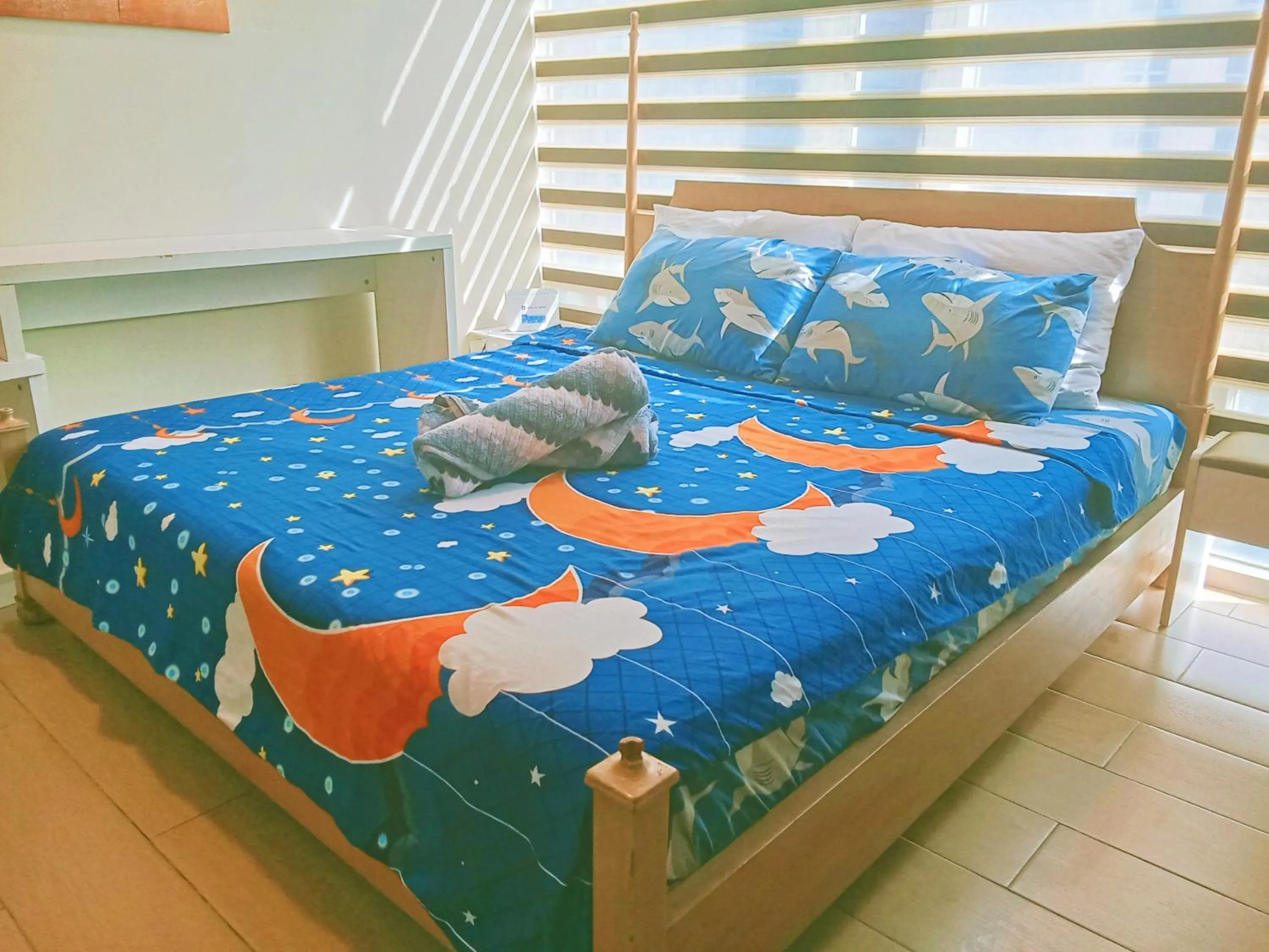 Property building, Bed in Henry's Newport Condotel