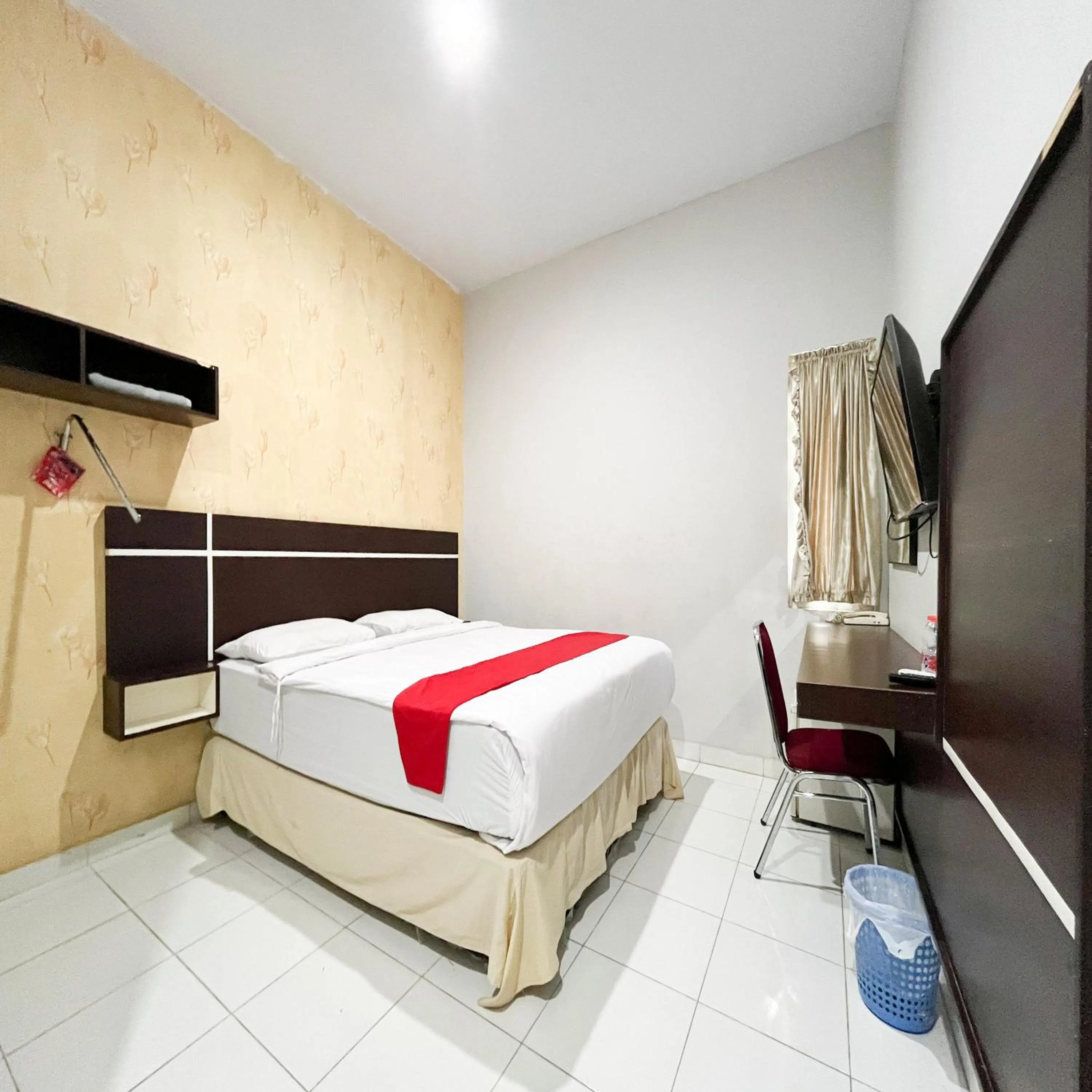 Bedroom, Bed in RedDoorz at Lucky Inn Panakukkang Makassar