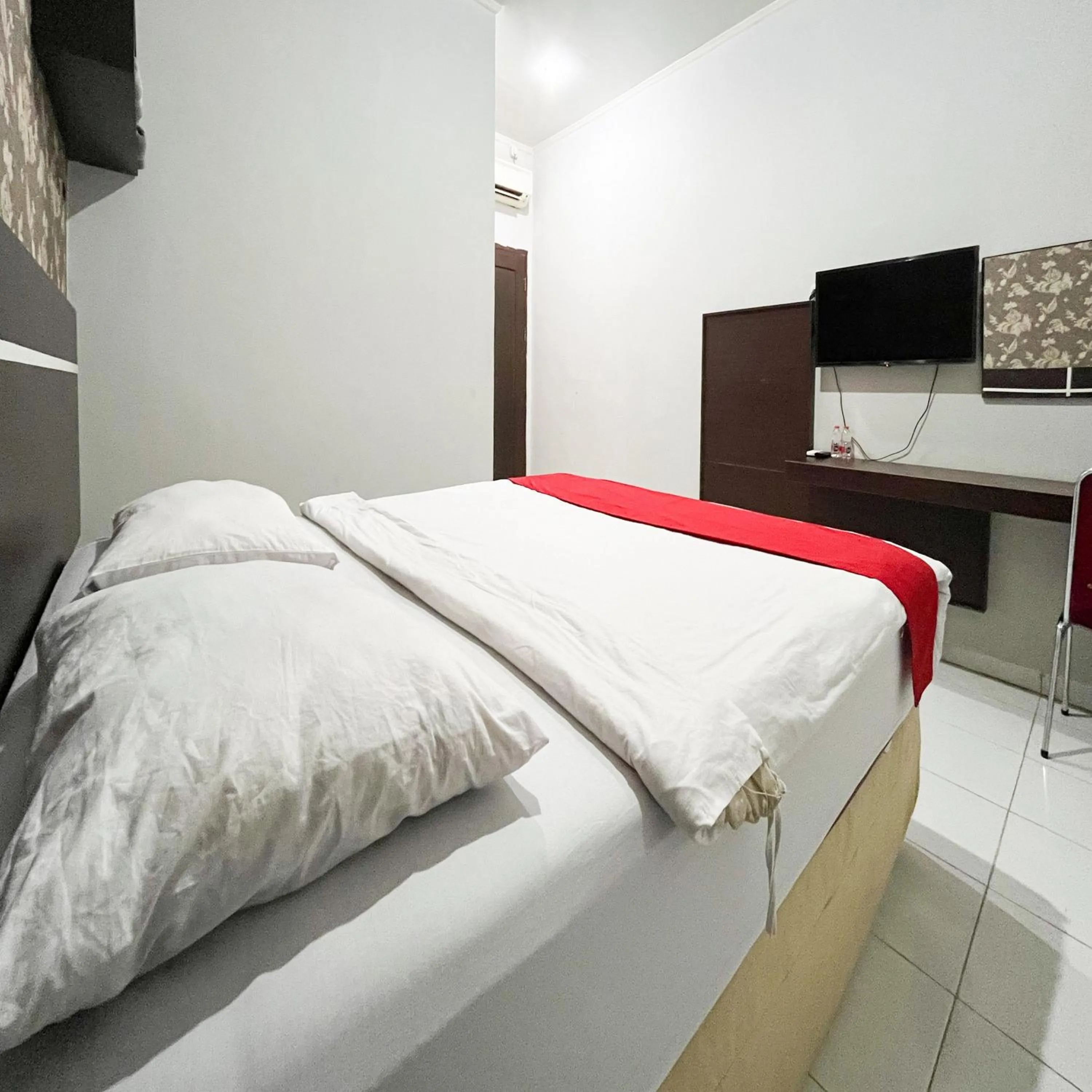 Bedroom, Bed in RedDoorz at Lucky Inn Panakukkang Makassar