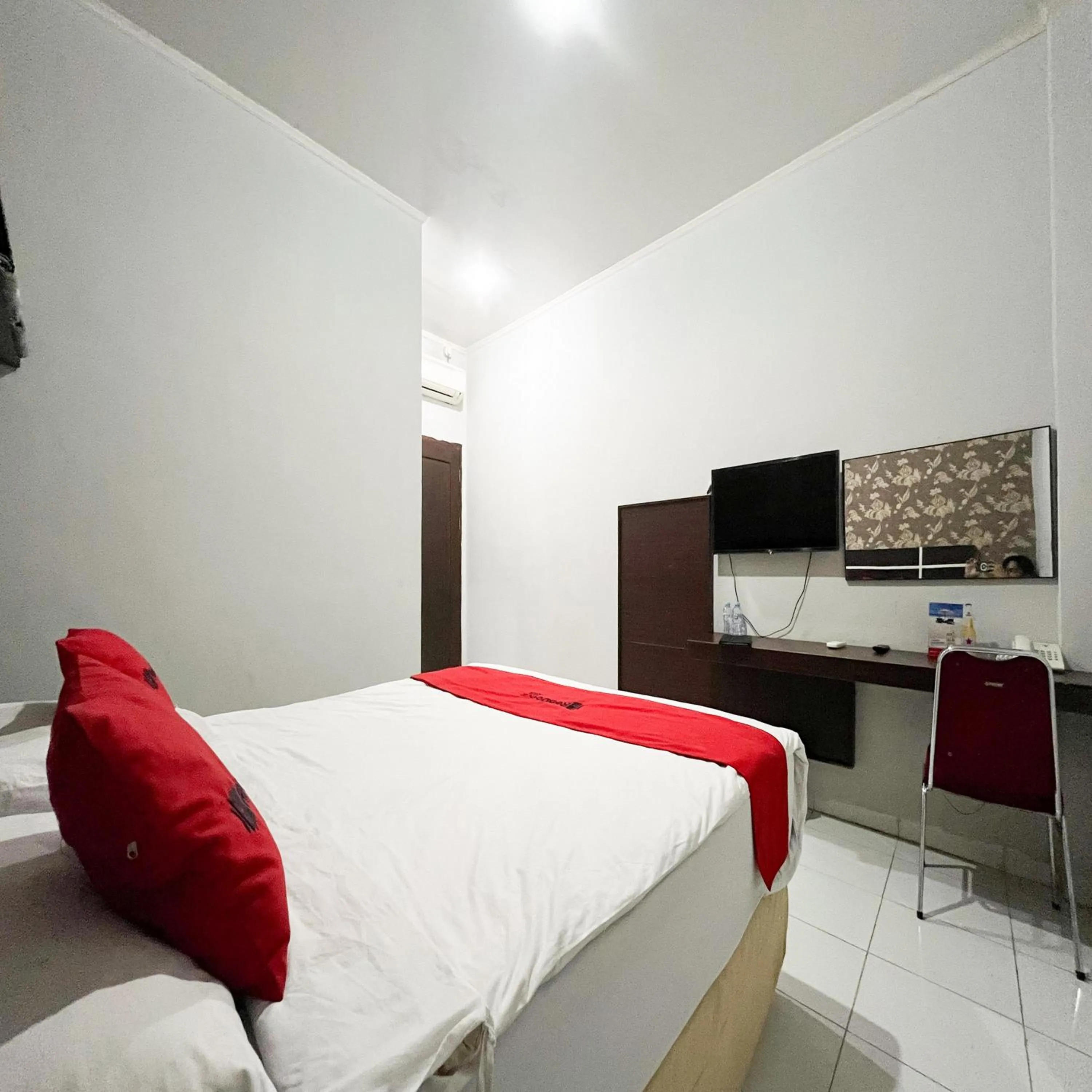 Bedroom, Bed in RedDoorz at Lucky Inn Panakukkang Makassar