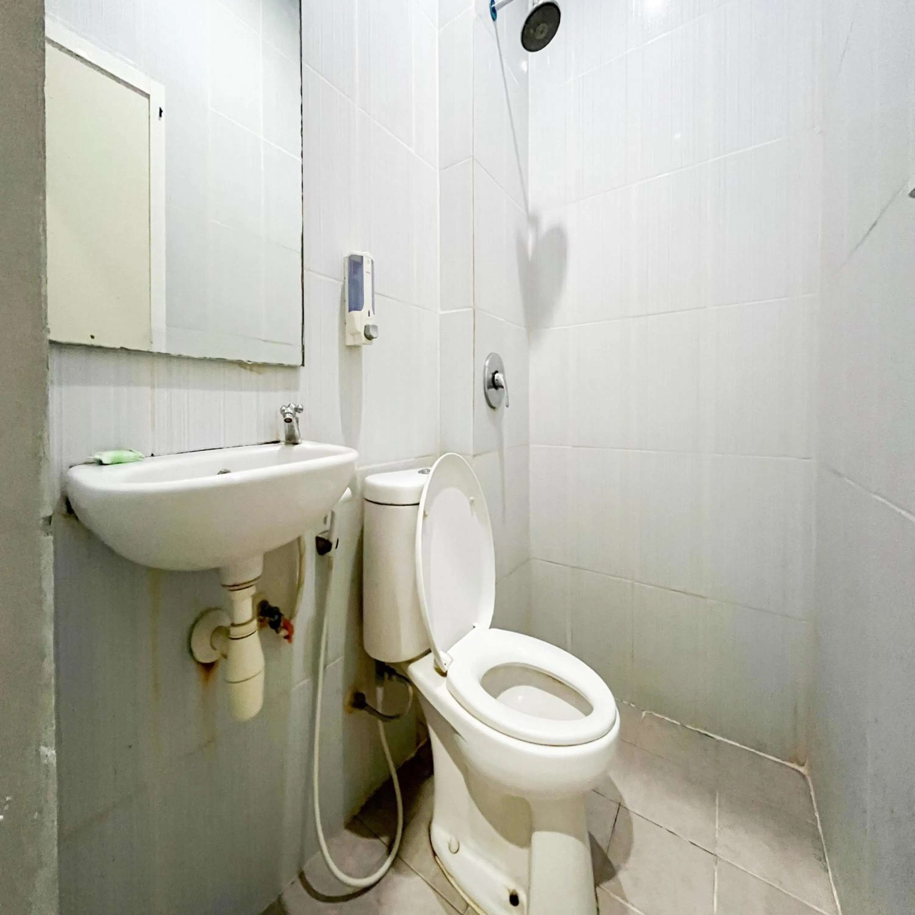 Bathroom in RedDoorz at Lucky Inn Panakukkang Makassar