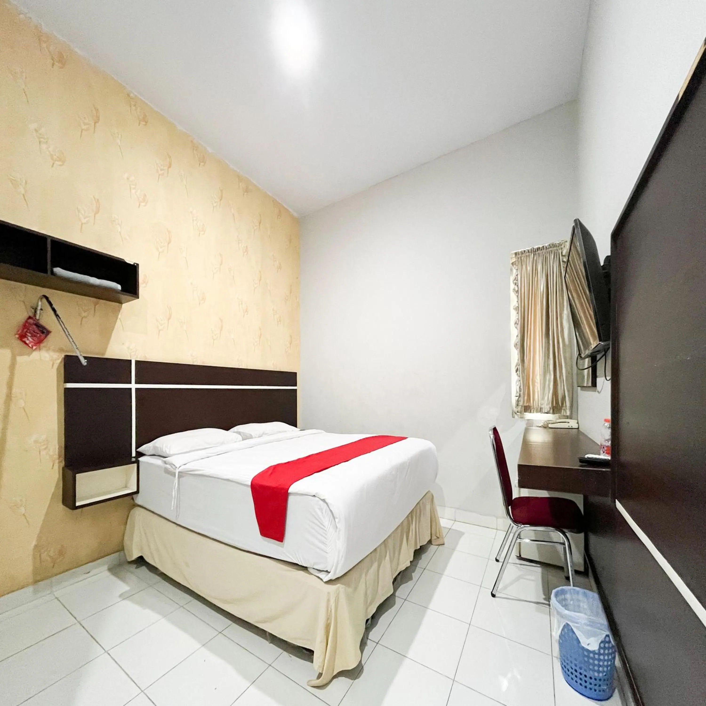 Bedroom, Bed in RedDoorz at Lucky Inn Panakukkang Makassar