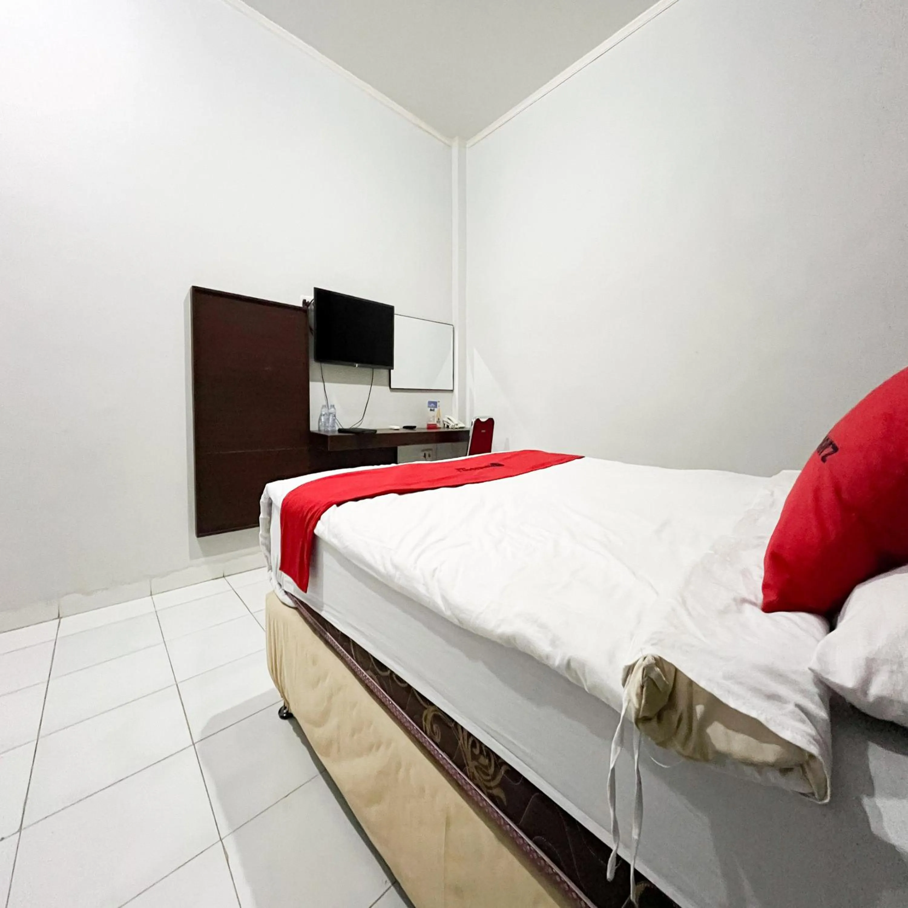 Bedroom, Bed in RedDoorz at Lucky Inn Panakukkang Makassar