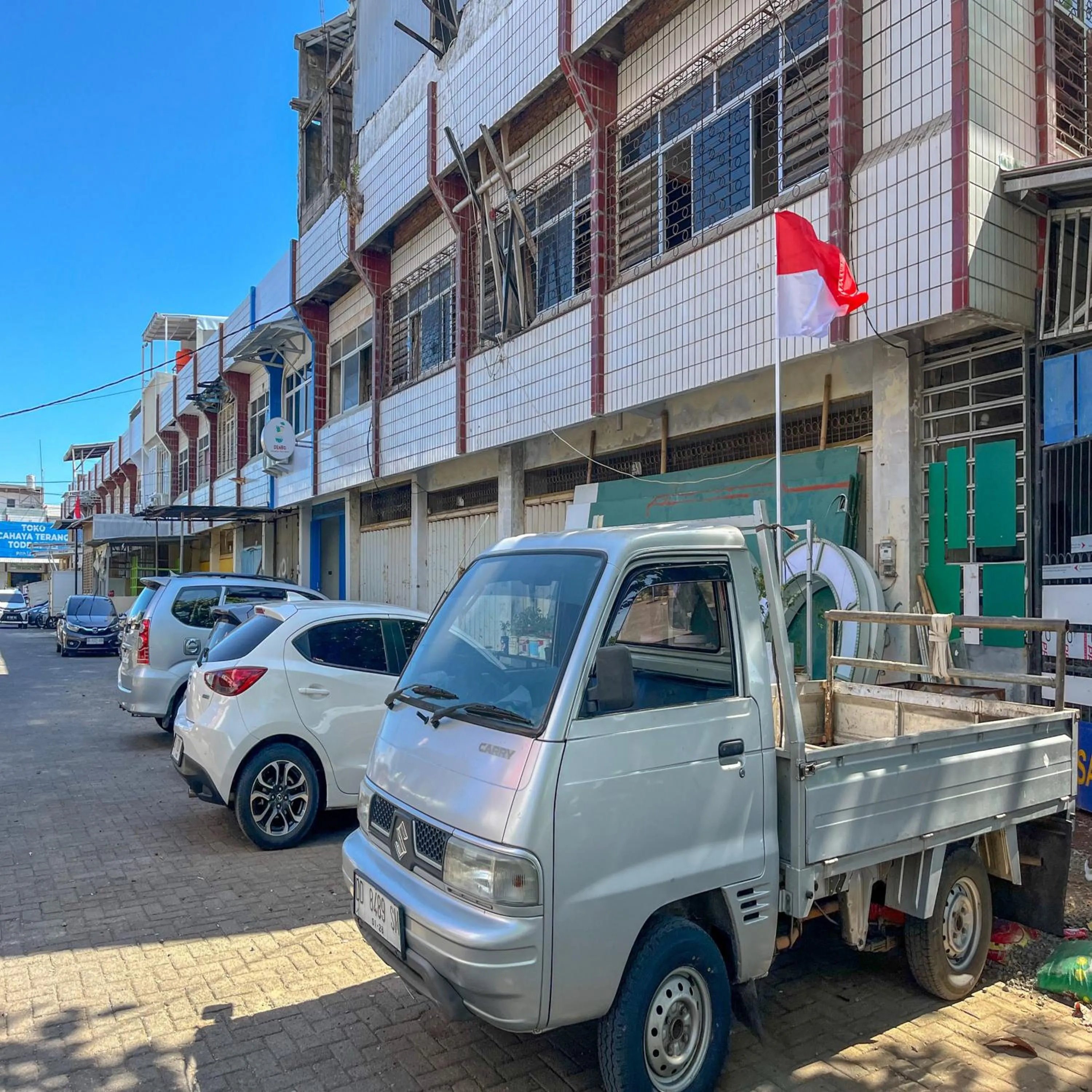 Parking in RedDoorz at Lucky Inn Panakukkang Makassar