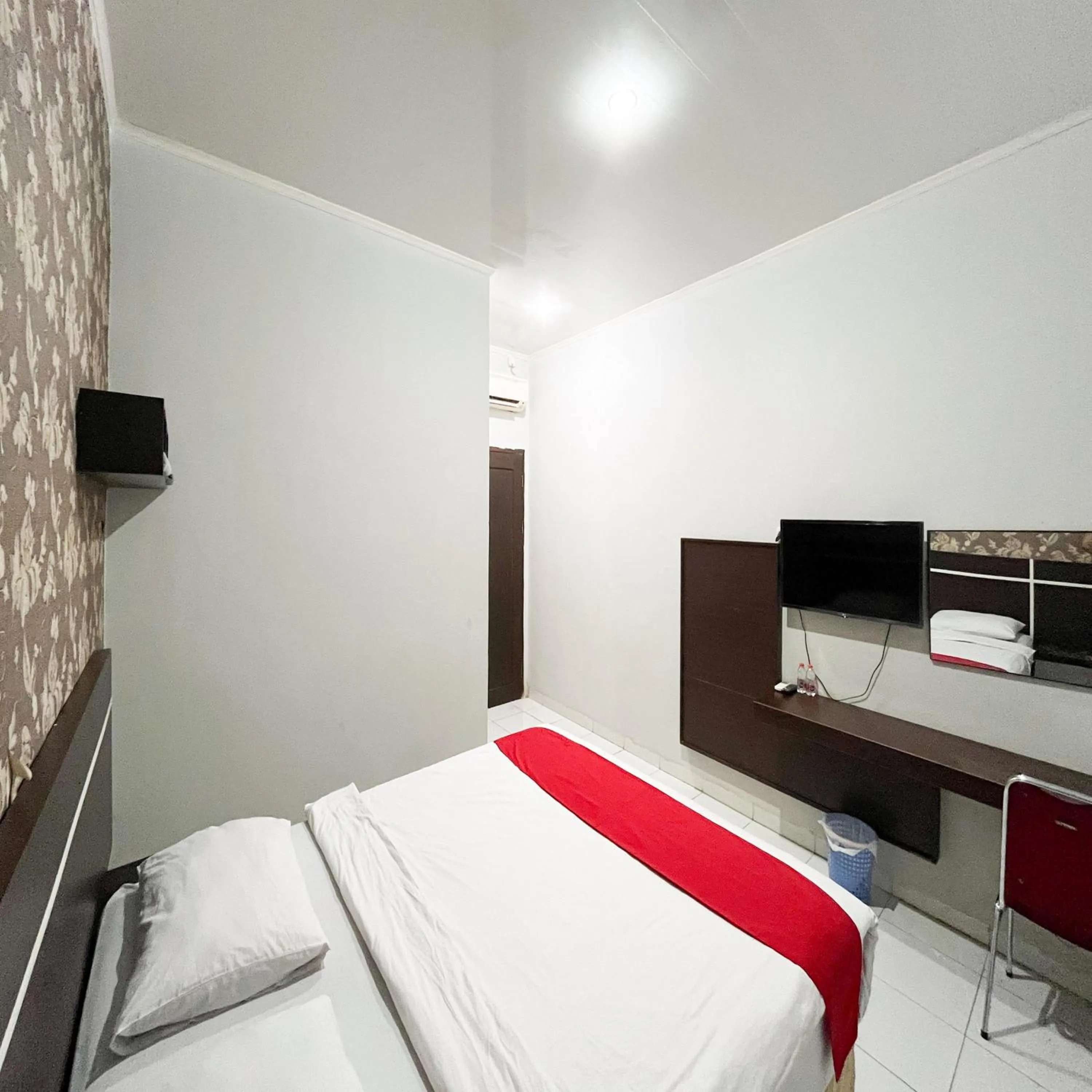 Bedroom, Bed in RedDoorz at Lucky Inn Panakukkang Makassar