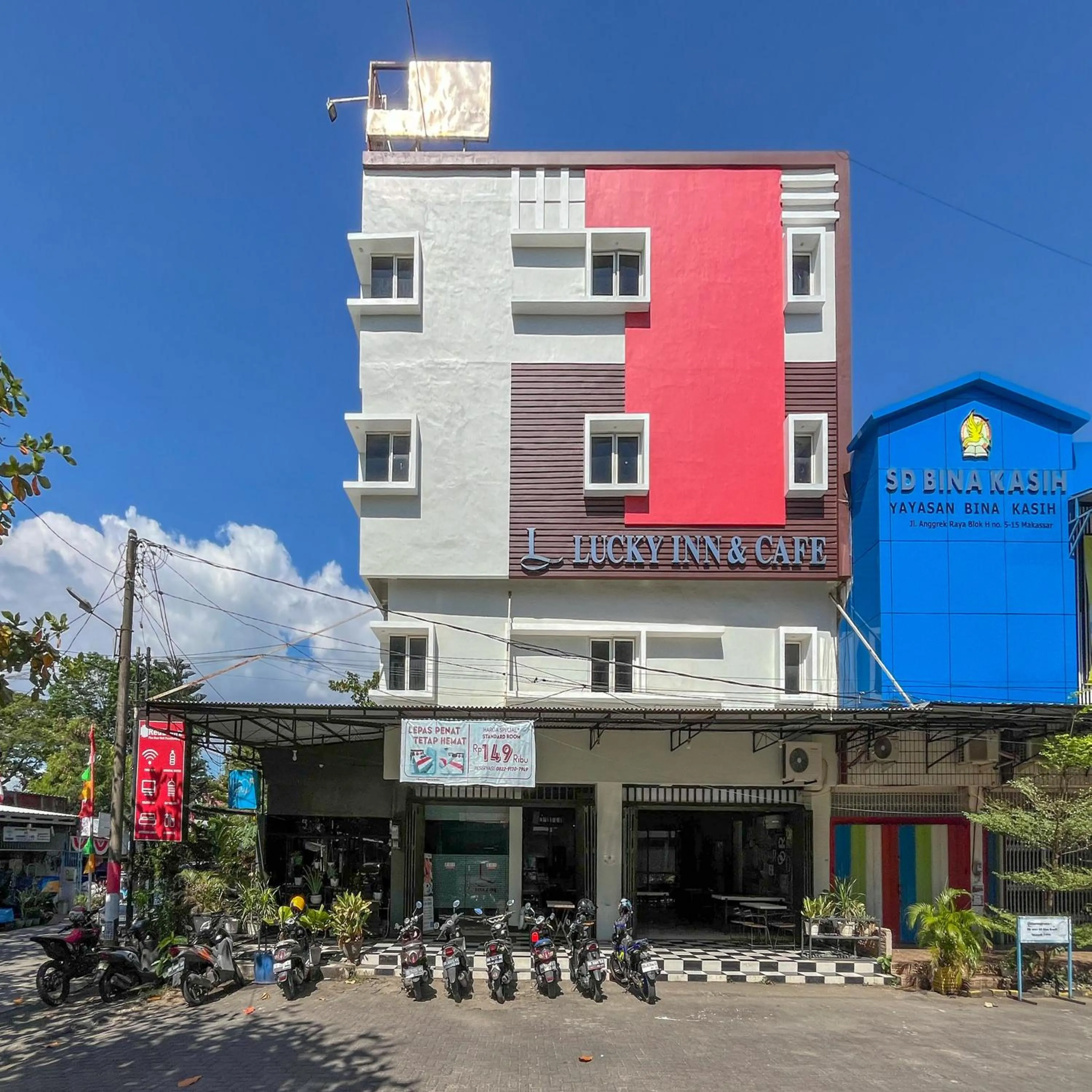 Facade/entrance in RedDoorz at Lucky Inn Panakukkang Makassar