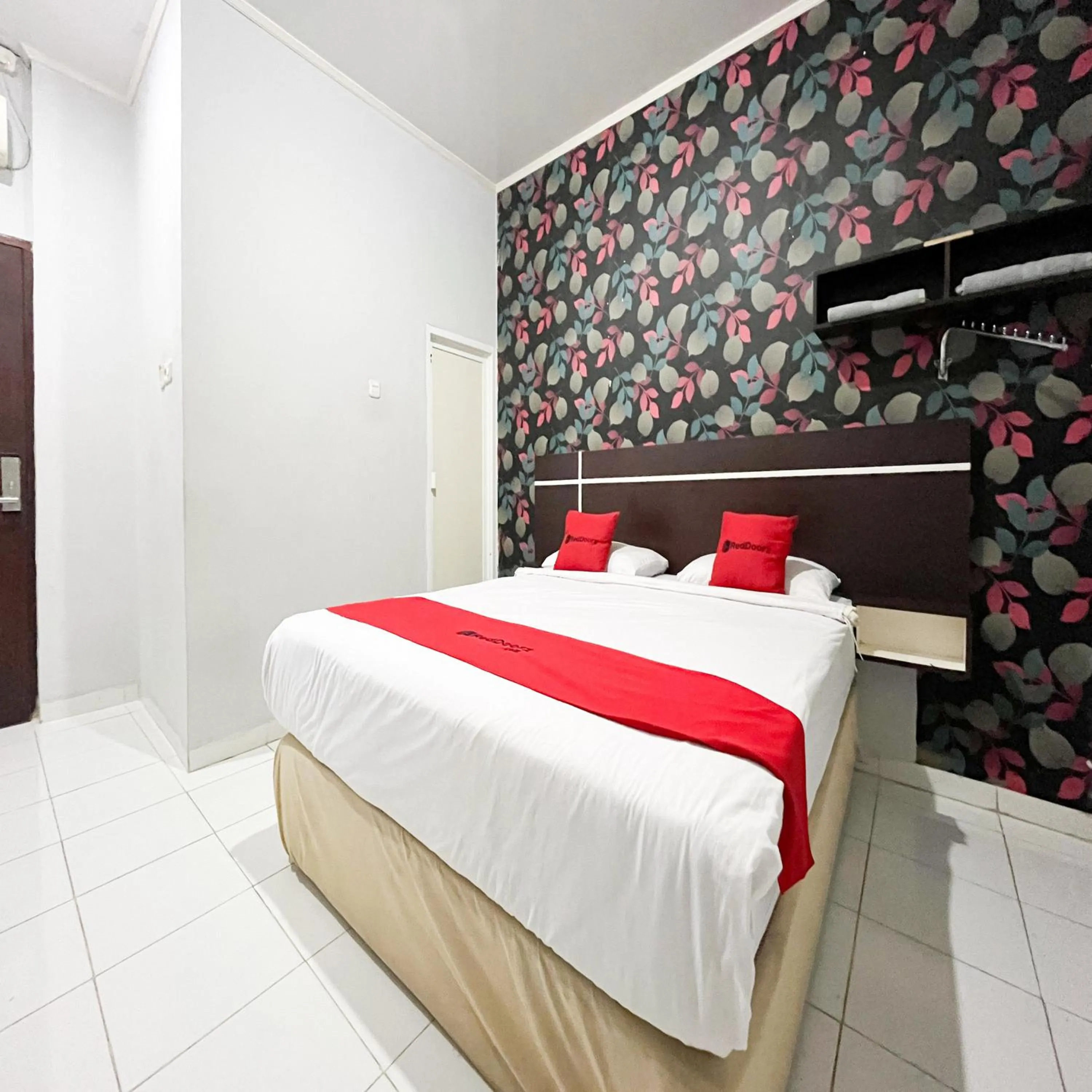 Bedroom, Bed in RedDoorz at Lucky Inn Panakukkang Makassar