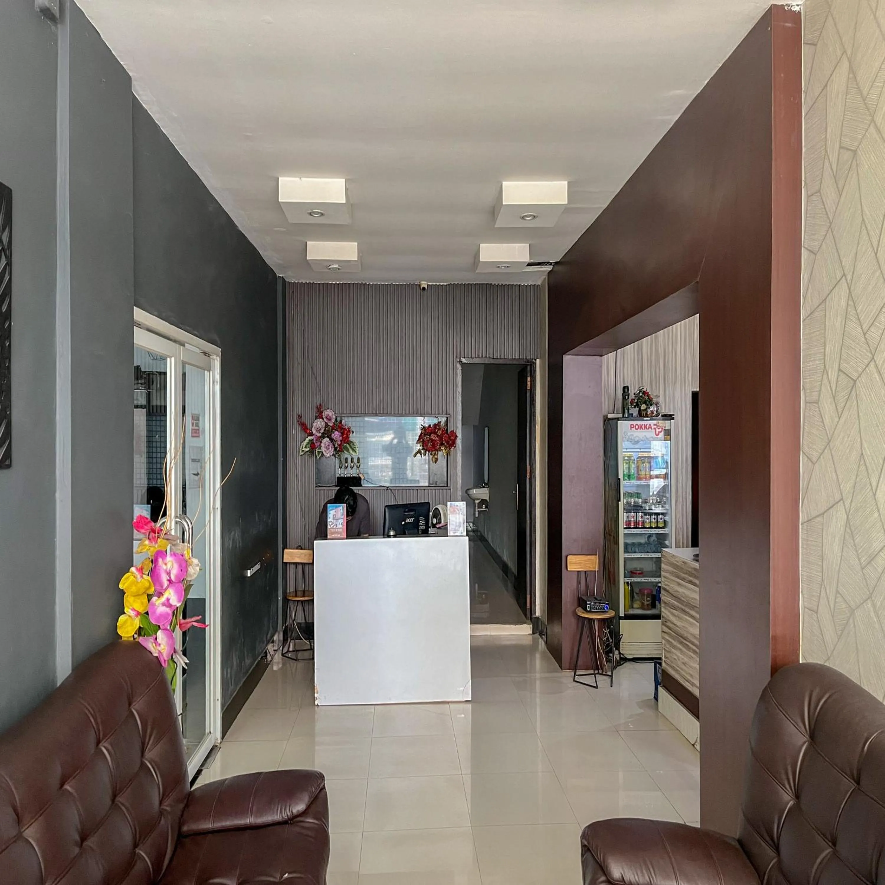 Lobby or reception in RedDoorz at Lucky Inn Panakukkang Makassar