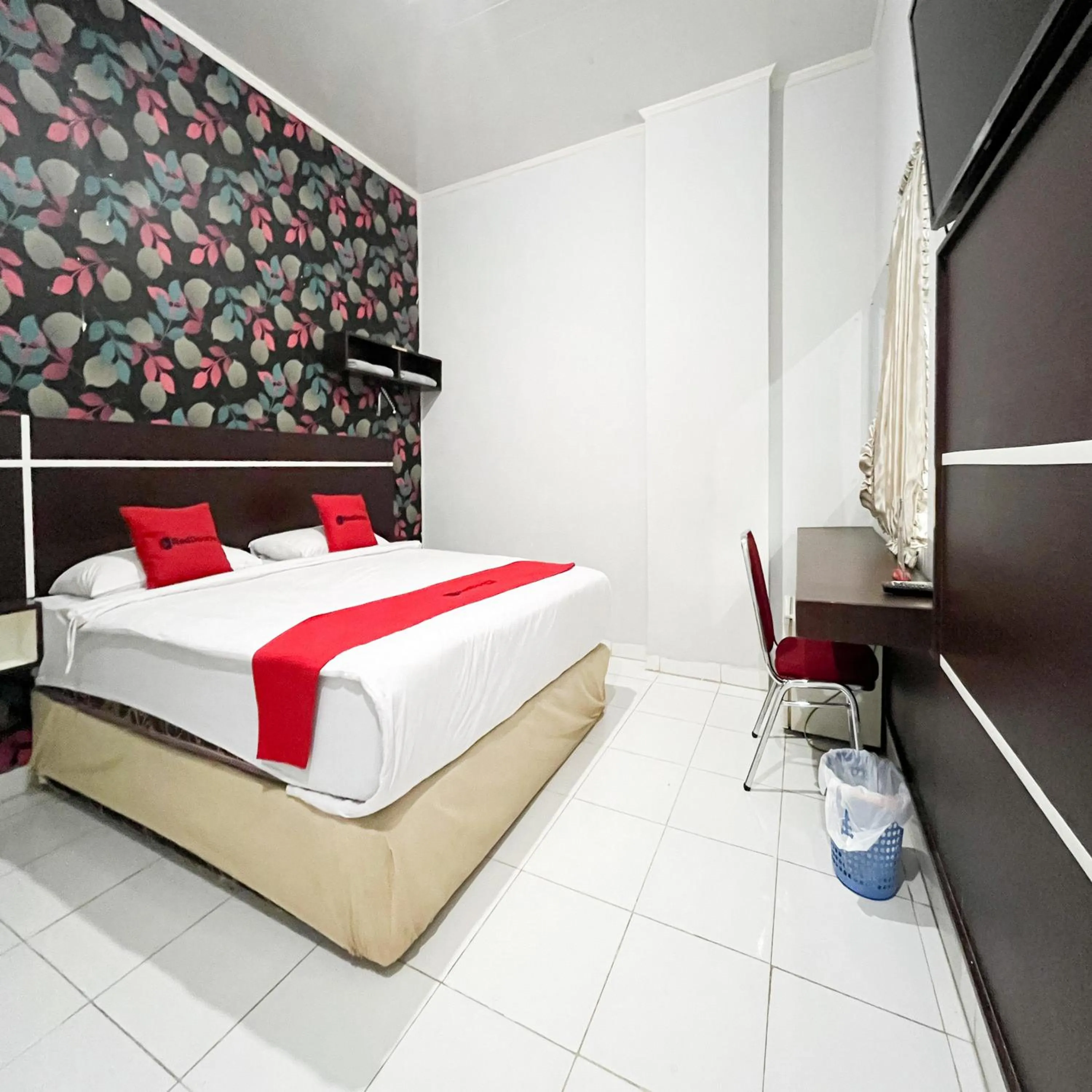 Bedroom, Bed in RedDoorz at Lucky Inn Panakukkang Makassar
