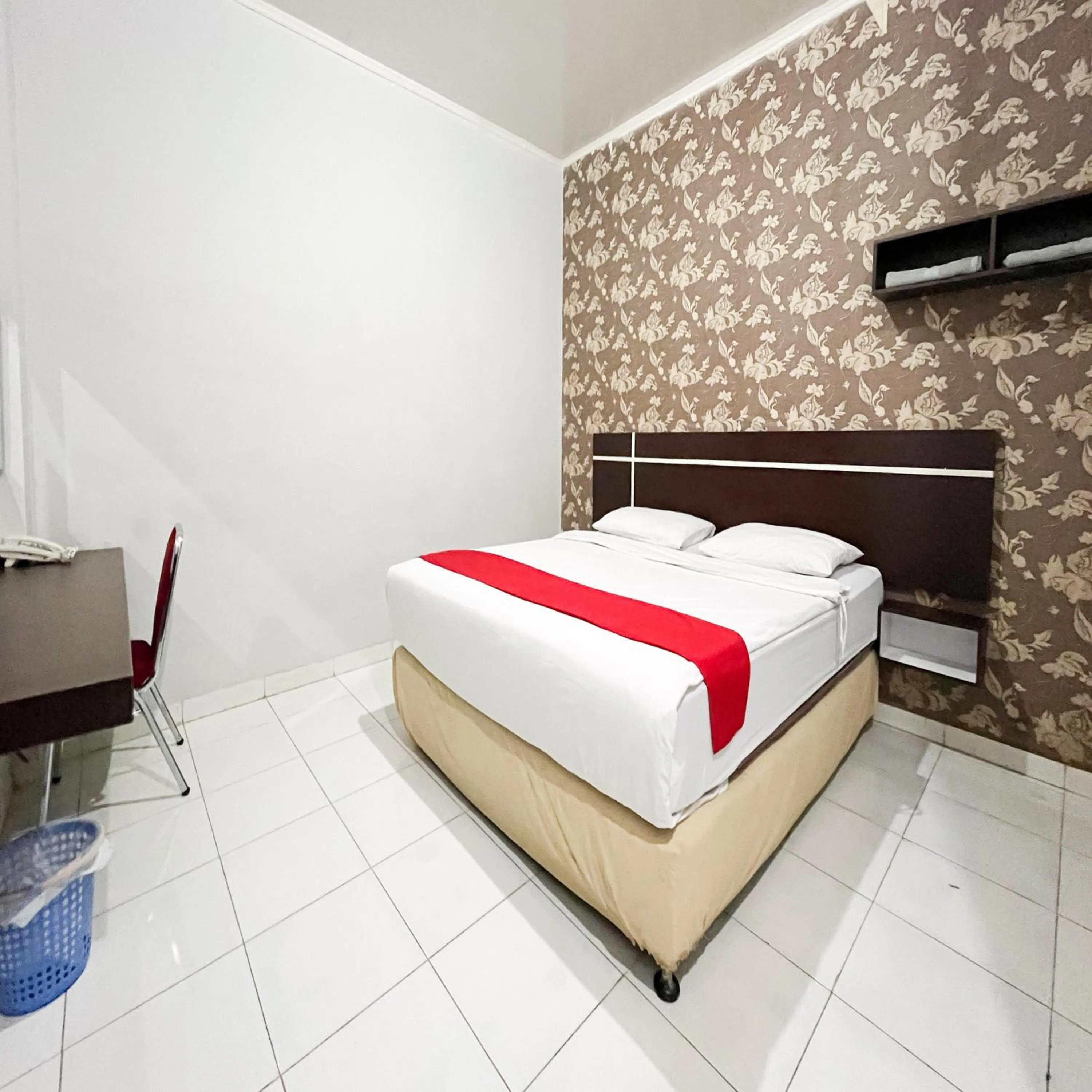 Bedroom, Bed in RedDoorz at Lucky Inn Panakukkang Makassar