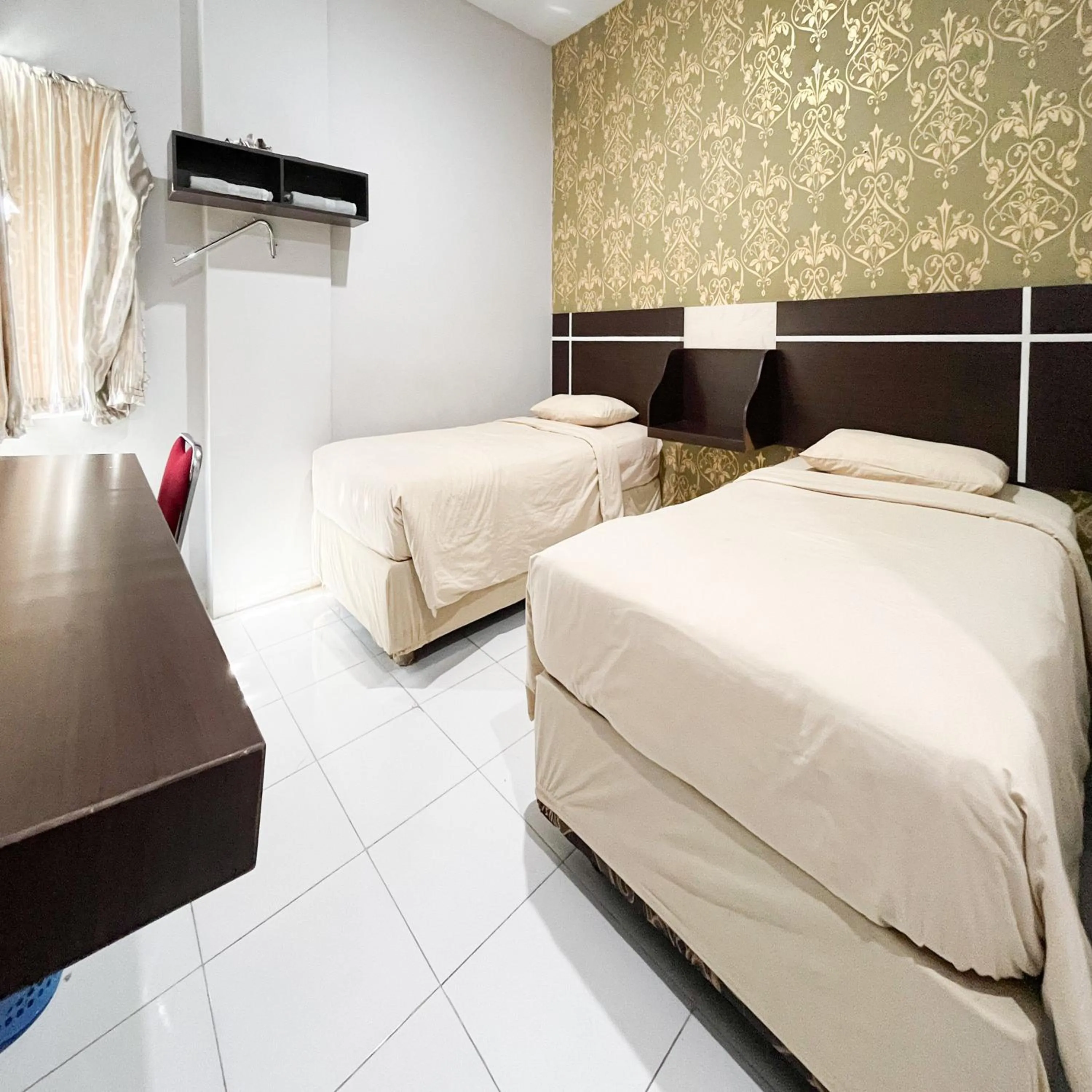 Bedroom, Bed in RedDoorz at Lucky Inn Panakukkang Makassar