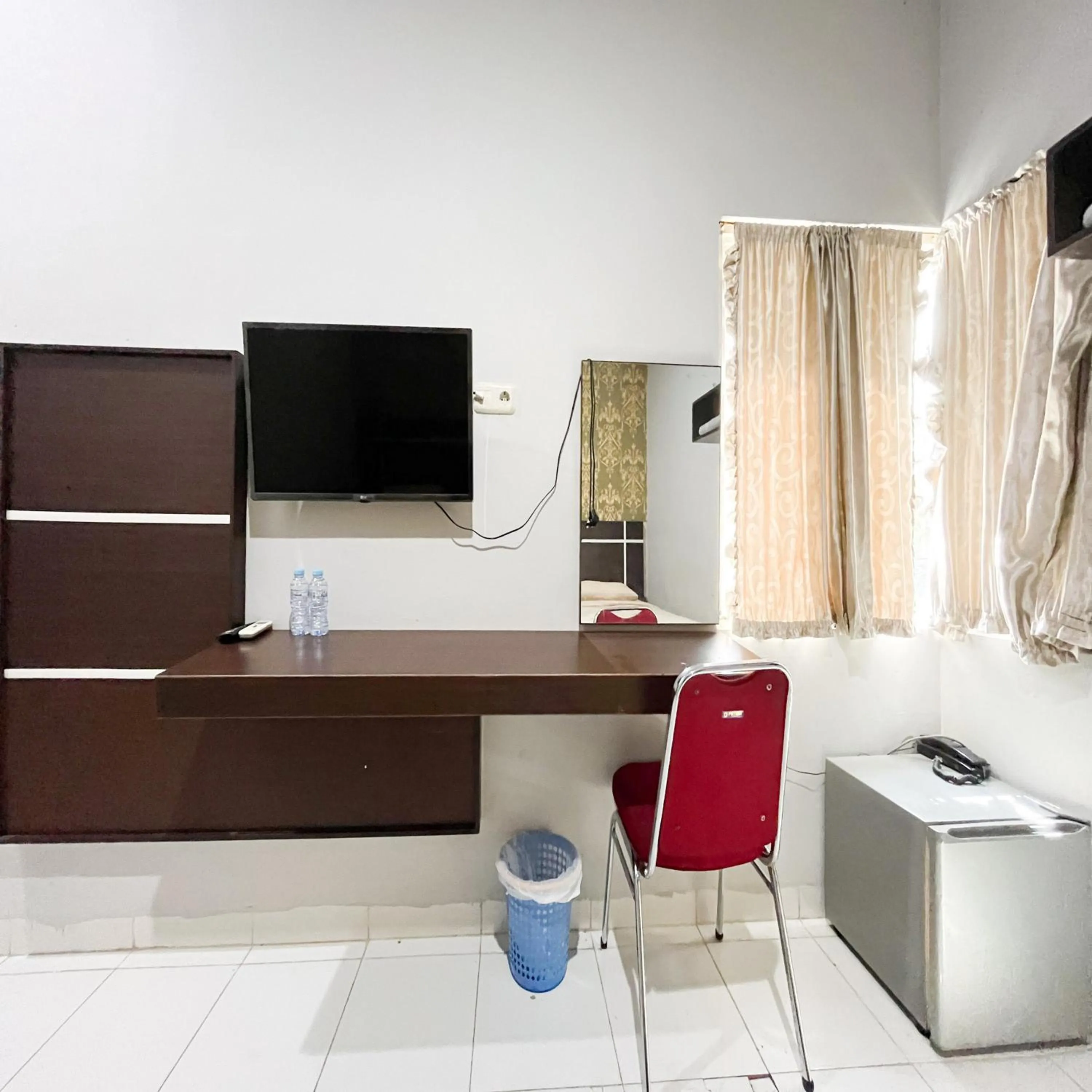 Bedroom in RedDoorz at Lucky Inn Panakukkang Makassar