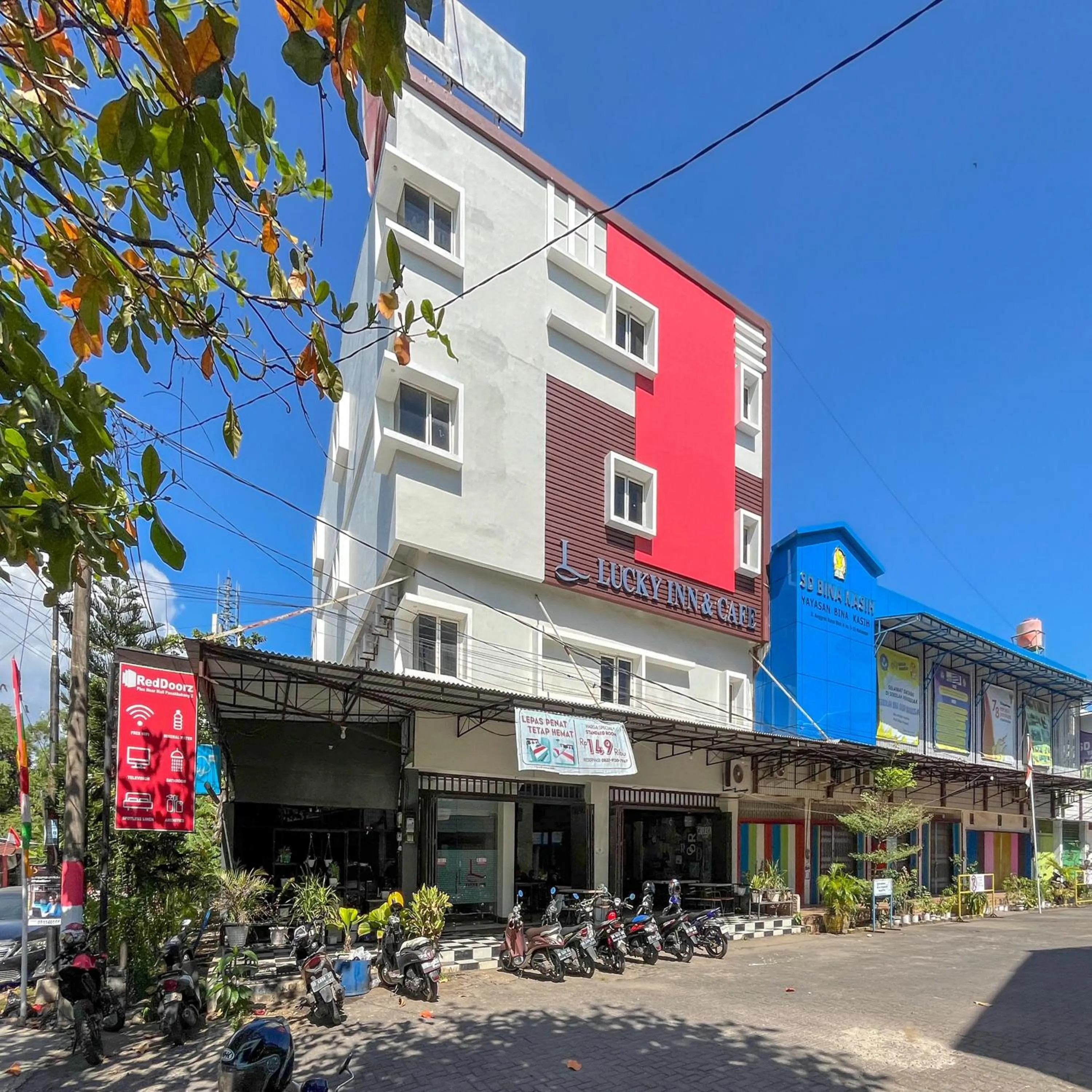 Facade/entrance in RedDoorz at Lucky Inn Panakukkang Makassar