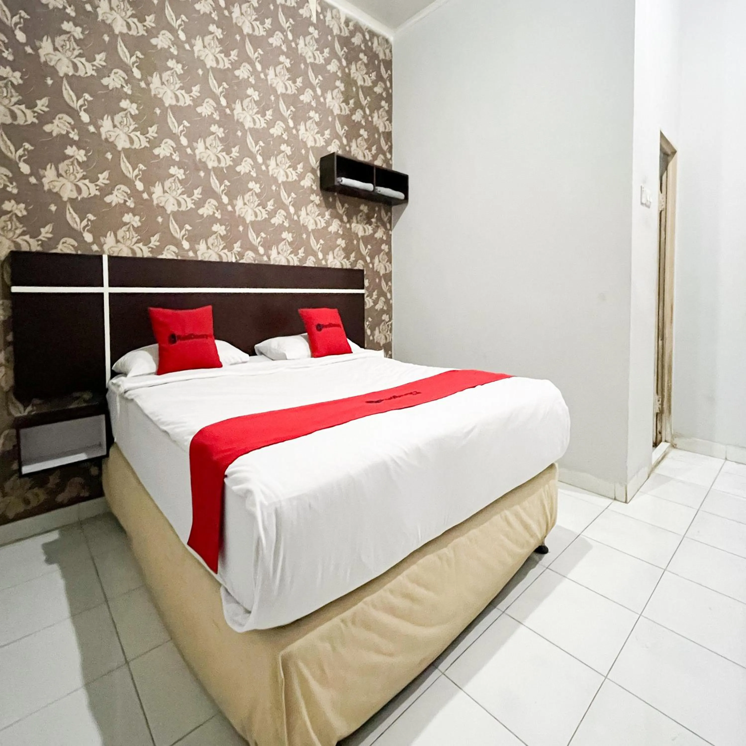 Bedroom, Bed in RedDoorz at Lucky Inn Panakukkang Makassar