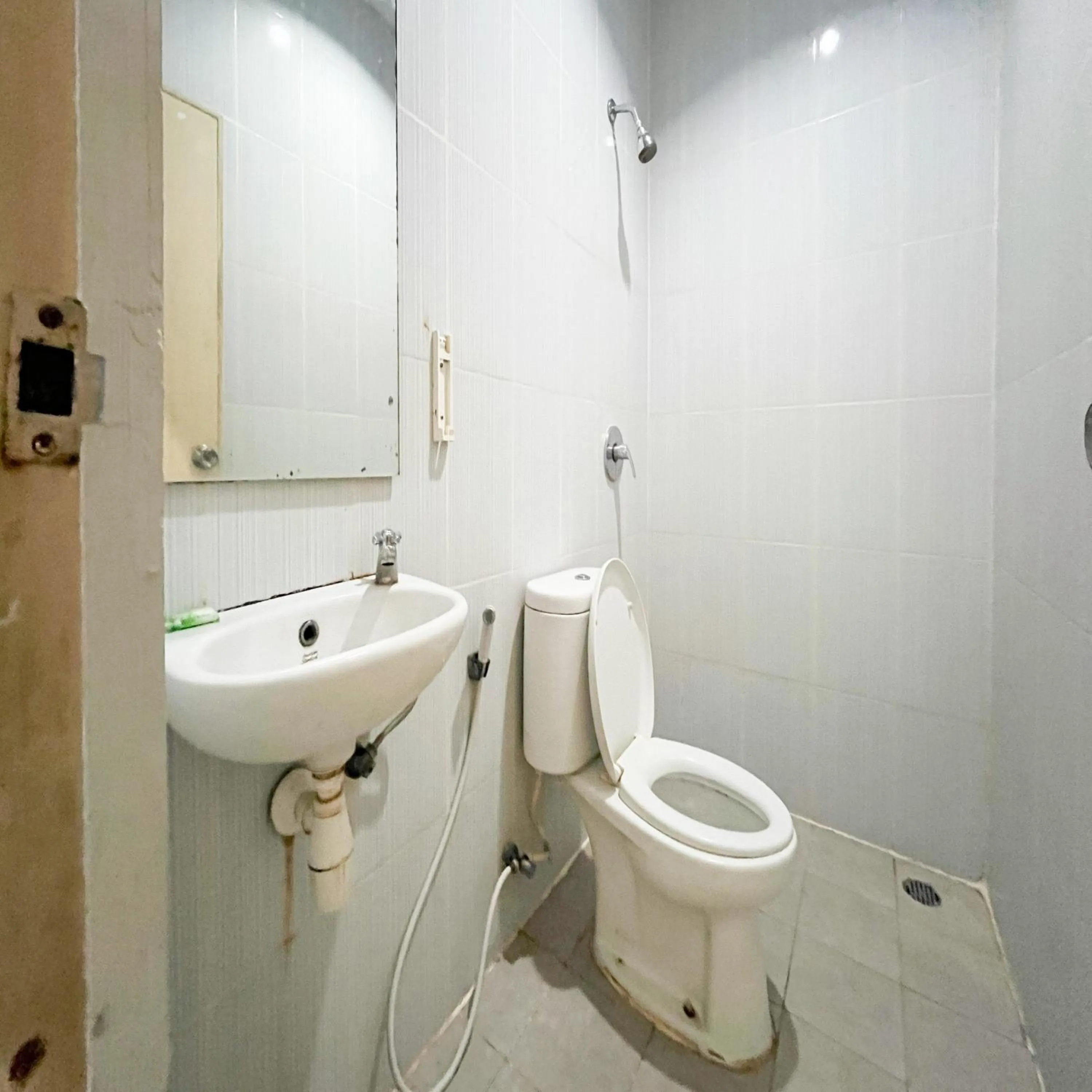 Bathroom in RedDoorz at Lucky Inn Panakukkang Makassar