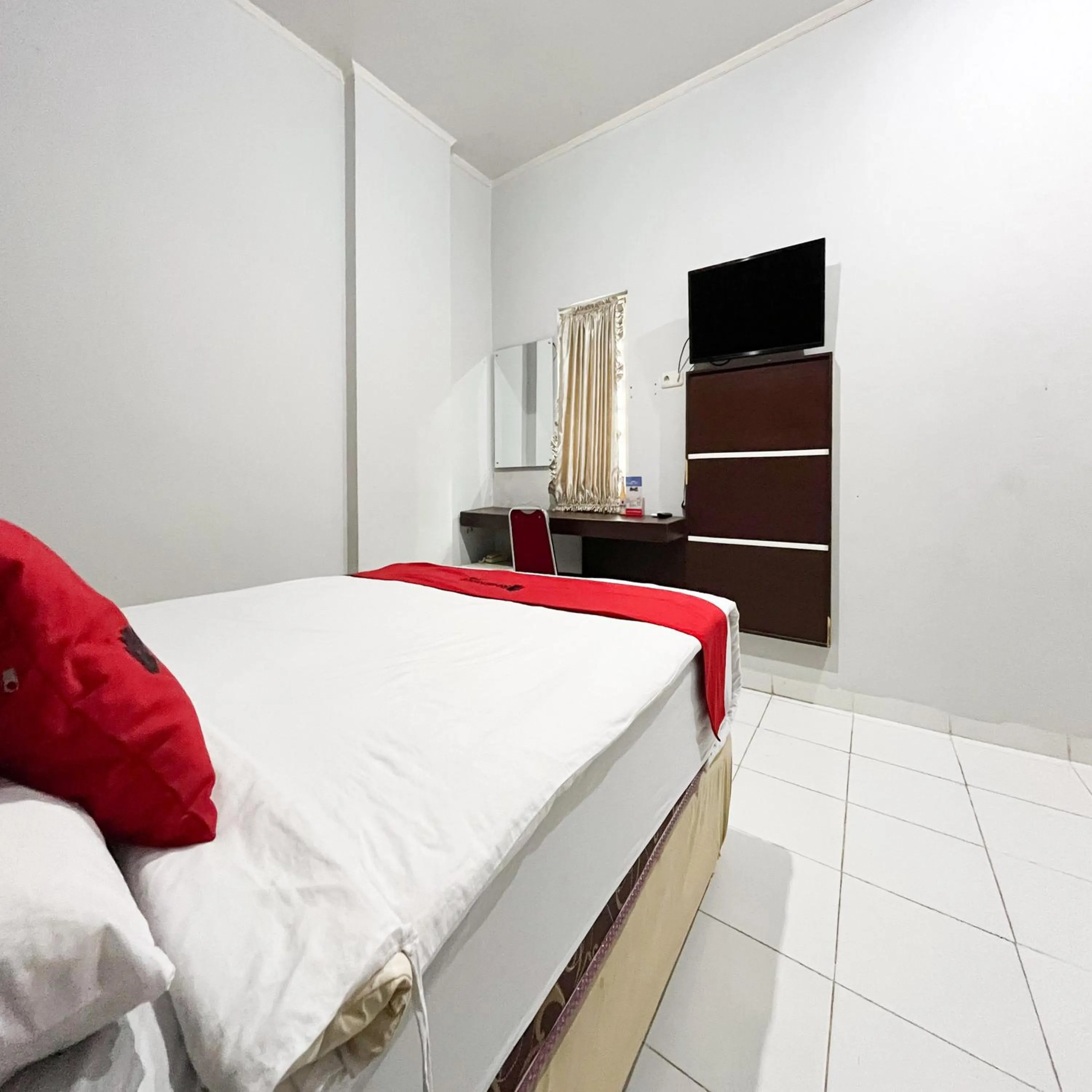 Bedroom, Bed in RedDoorz at Lucky Inn Panakukkang Makassar