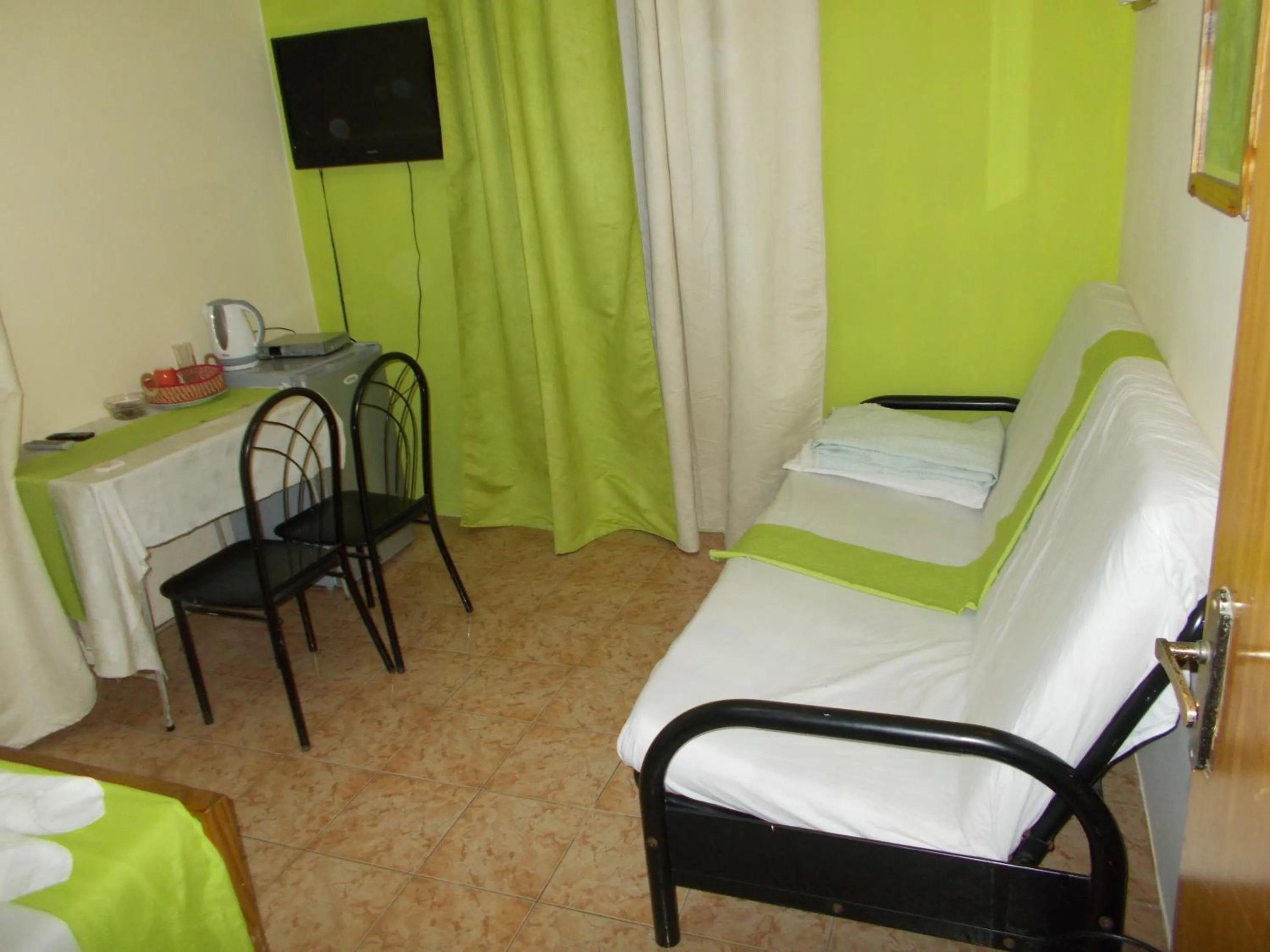 Photo of the whole room, Bed in Residence Les Bambous