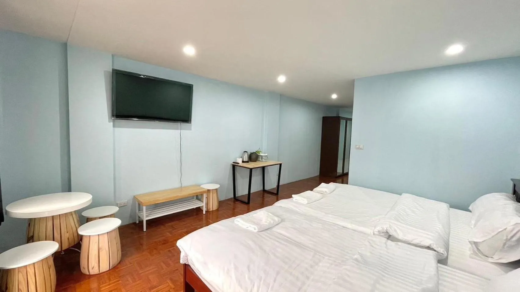 Photo of the whole room, Bed in Little Seoul