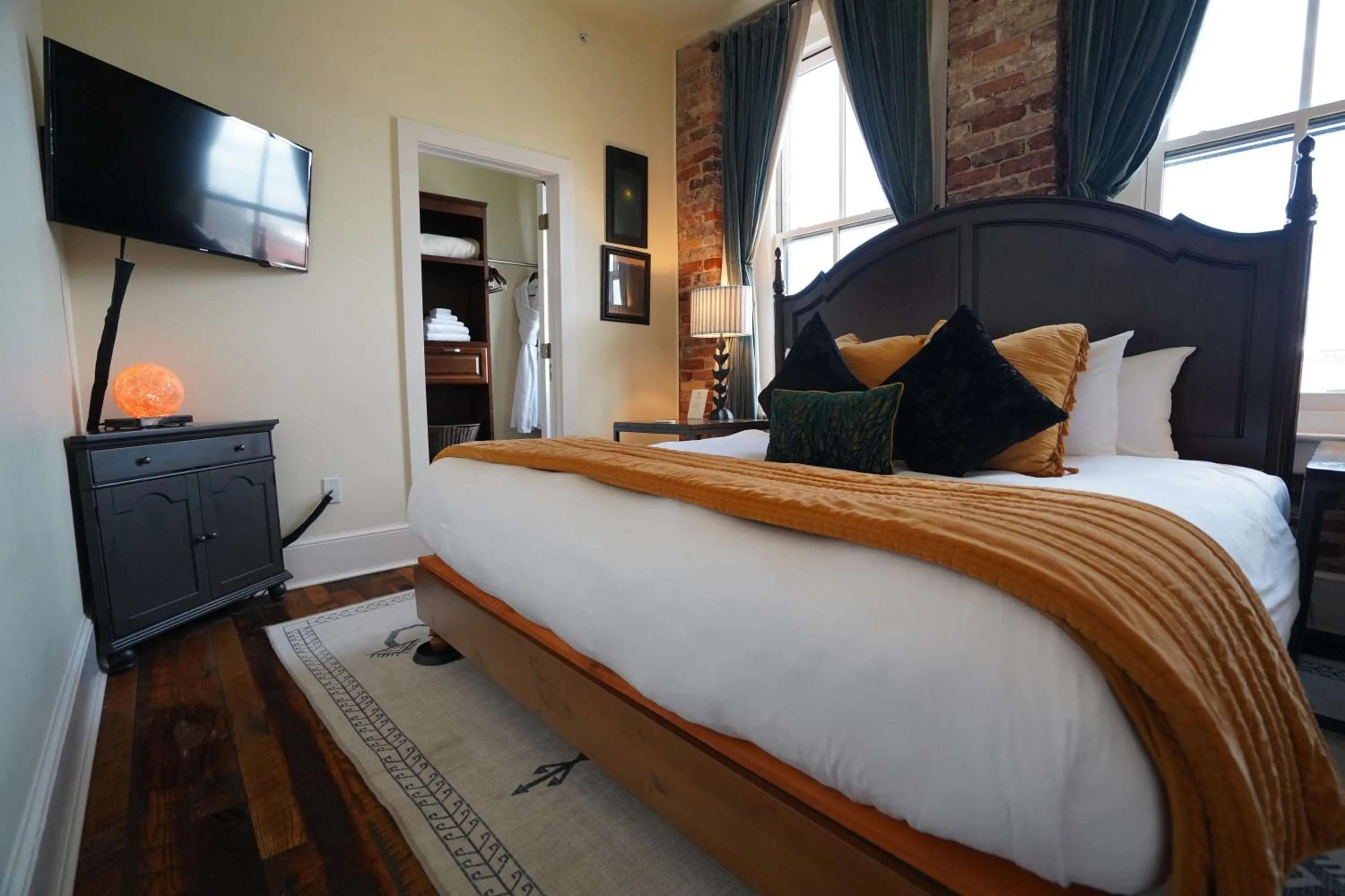 Bedroom, Bed in The Windsor - Asheville