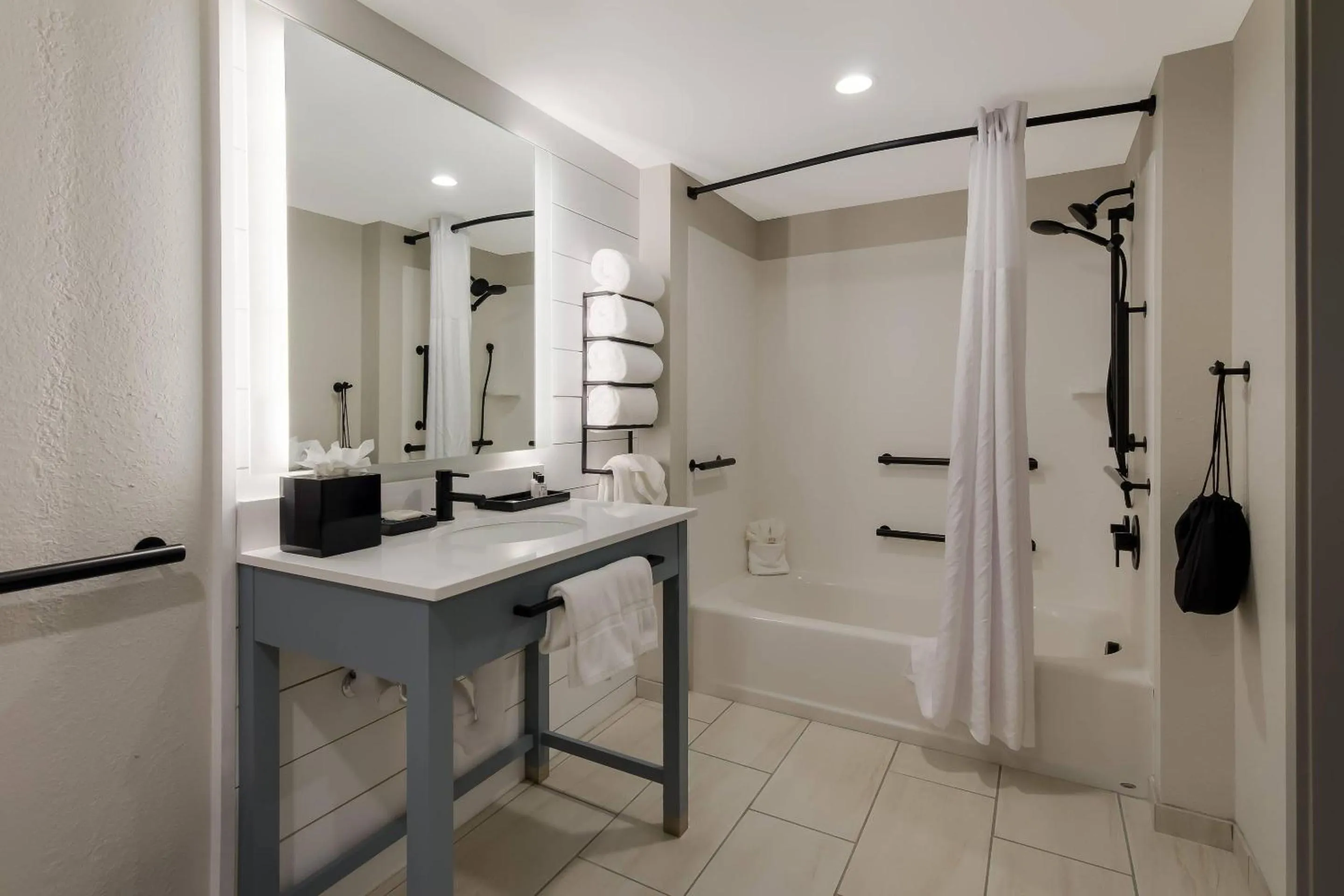 Bedroom in Graystone Lodge, an Ascend Collection Hotel