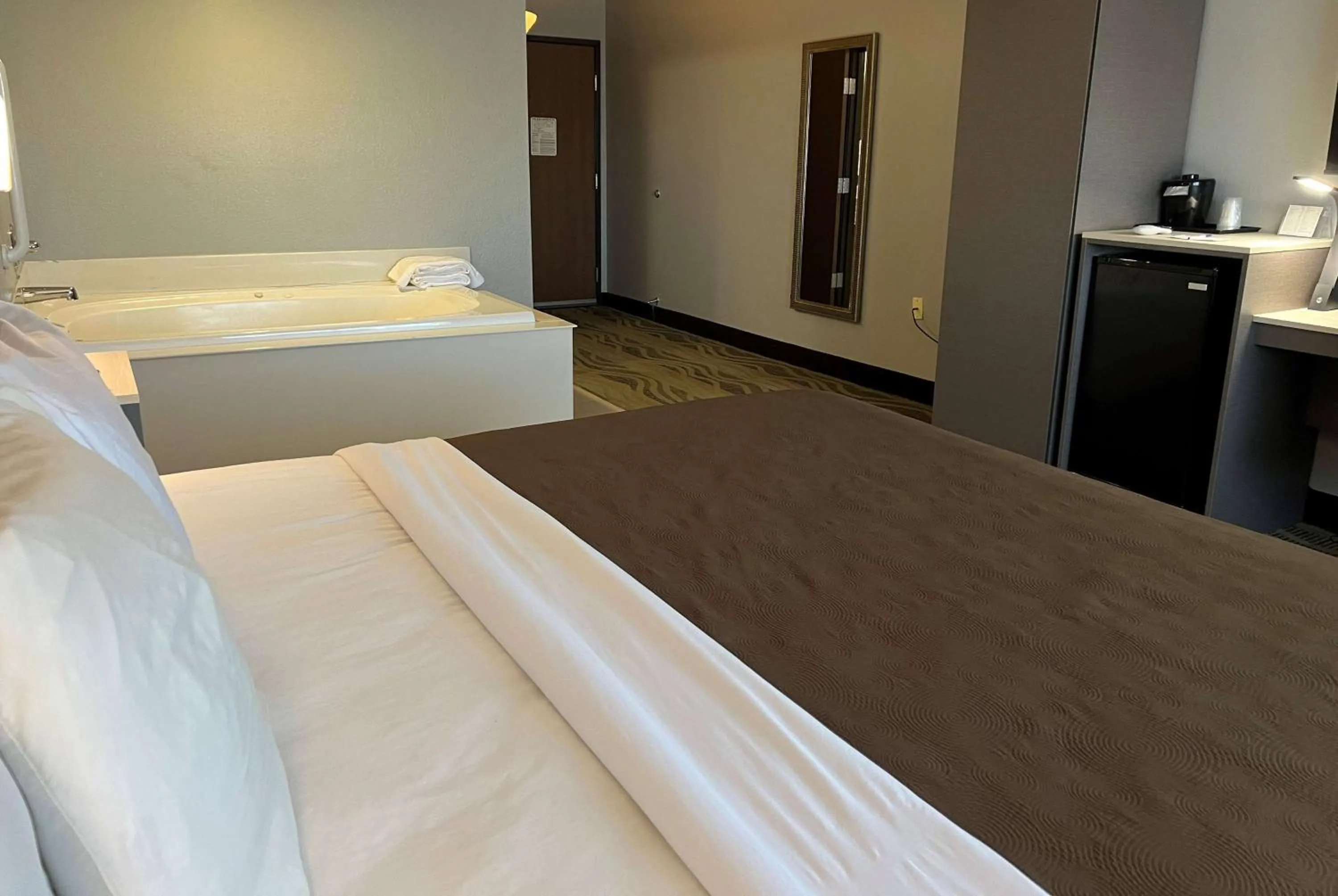 Photo of the whole room, Bed in AmericInn by Wyndham Republic