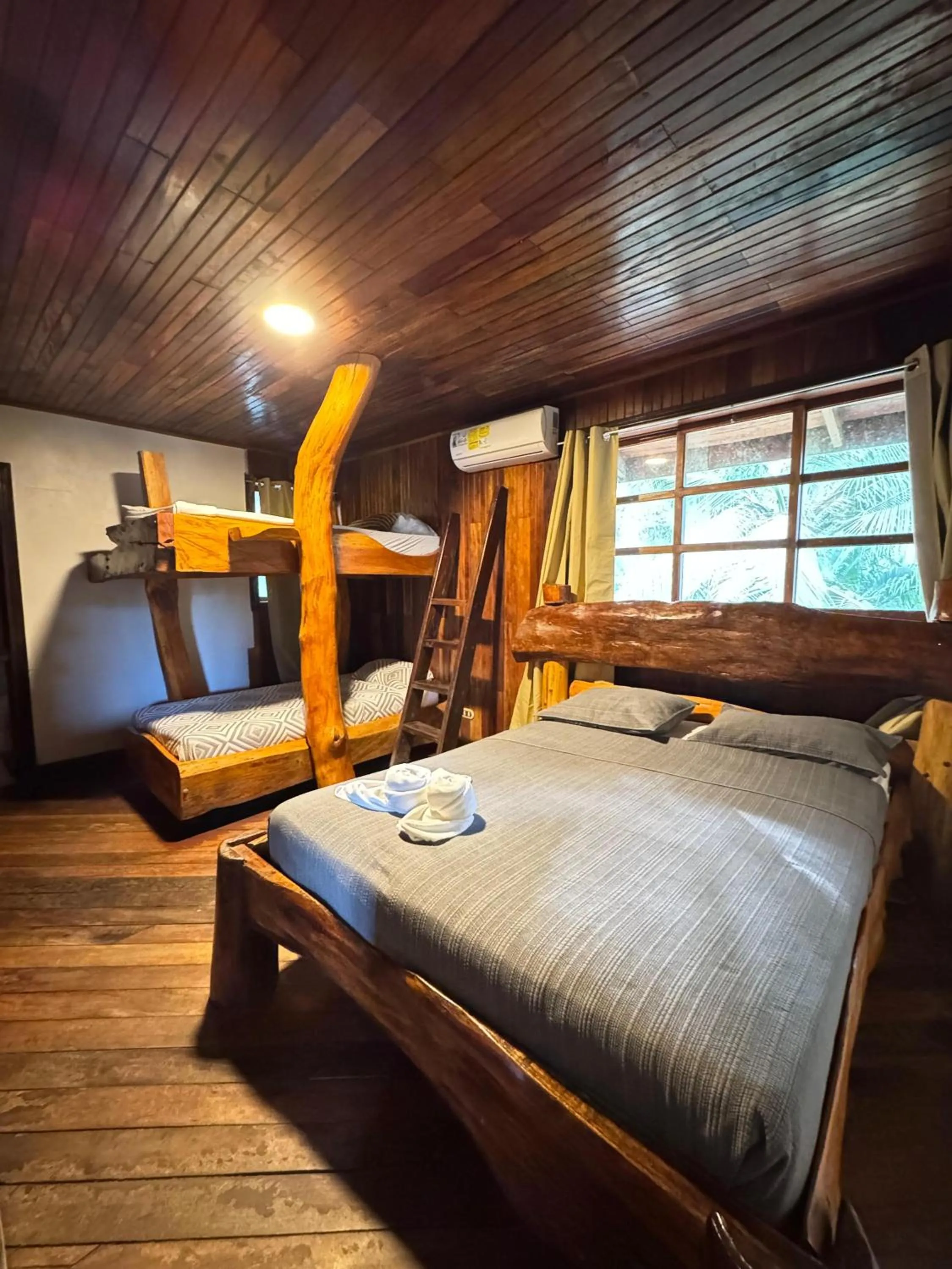 Bed in Hotel La Isla Inn