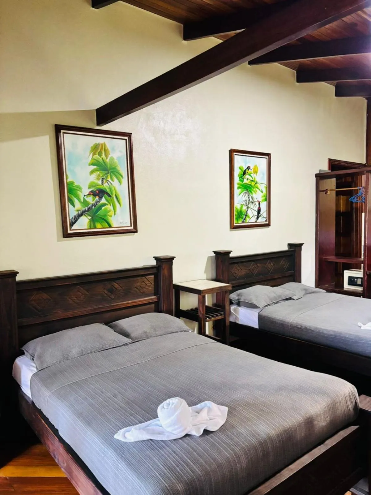 Bed in Hotel La Isla Inn