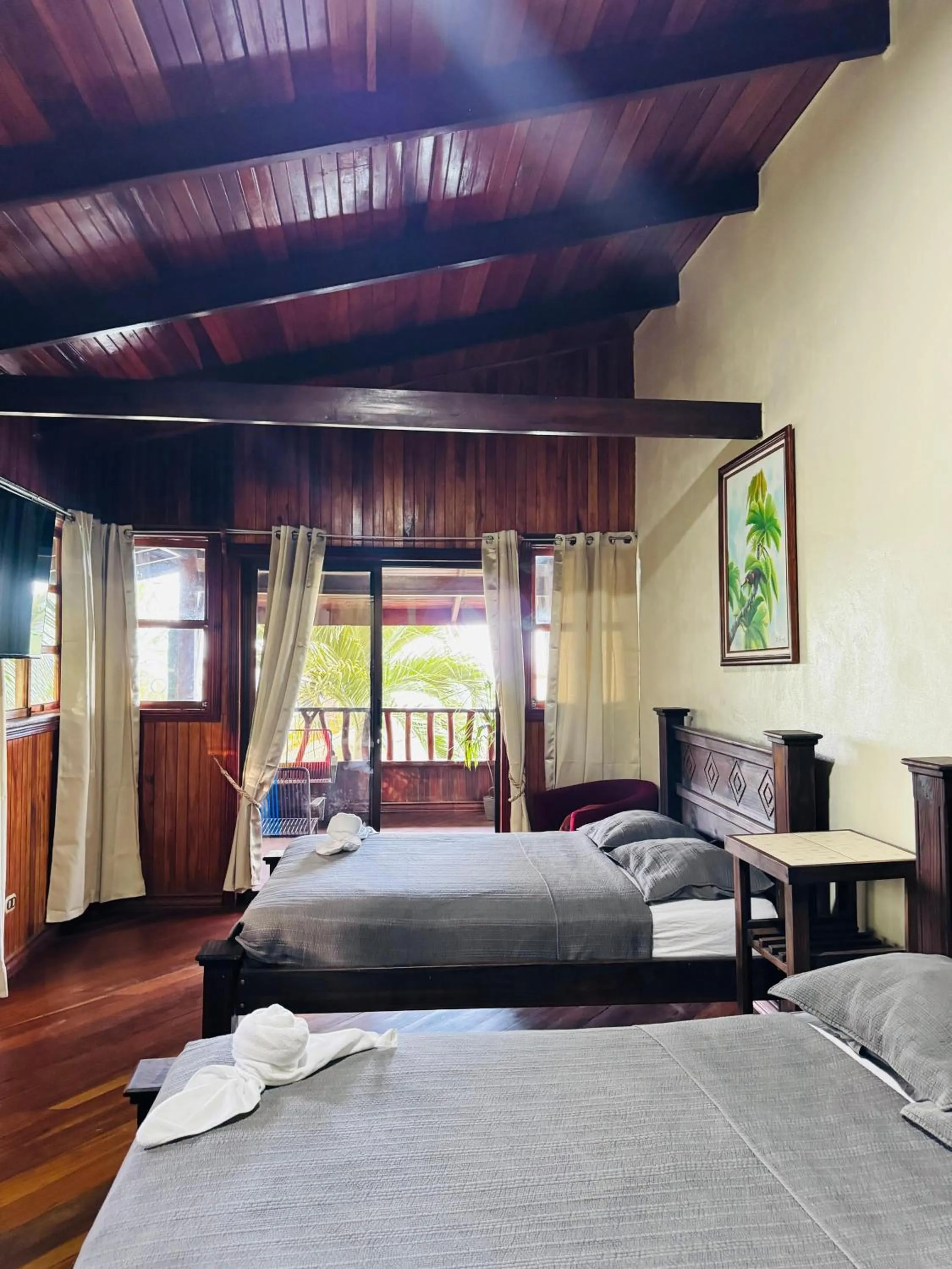 Bed in Hotel La Isla Inn