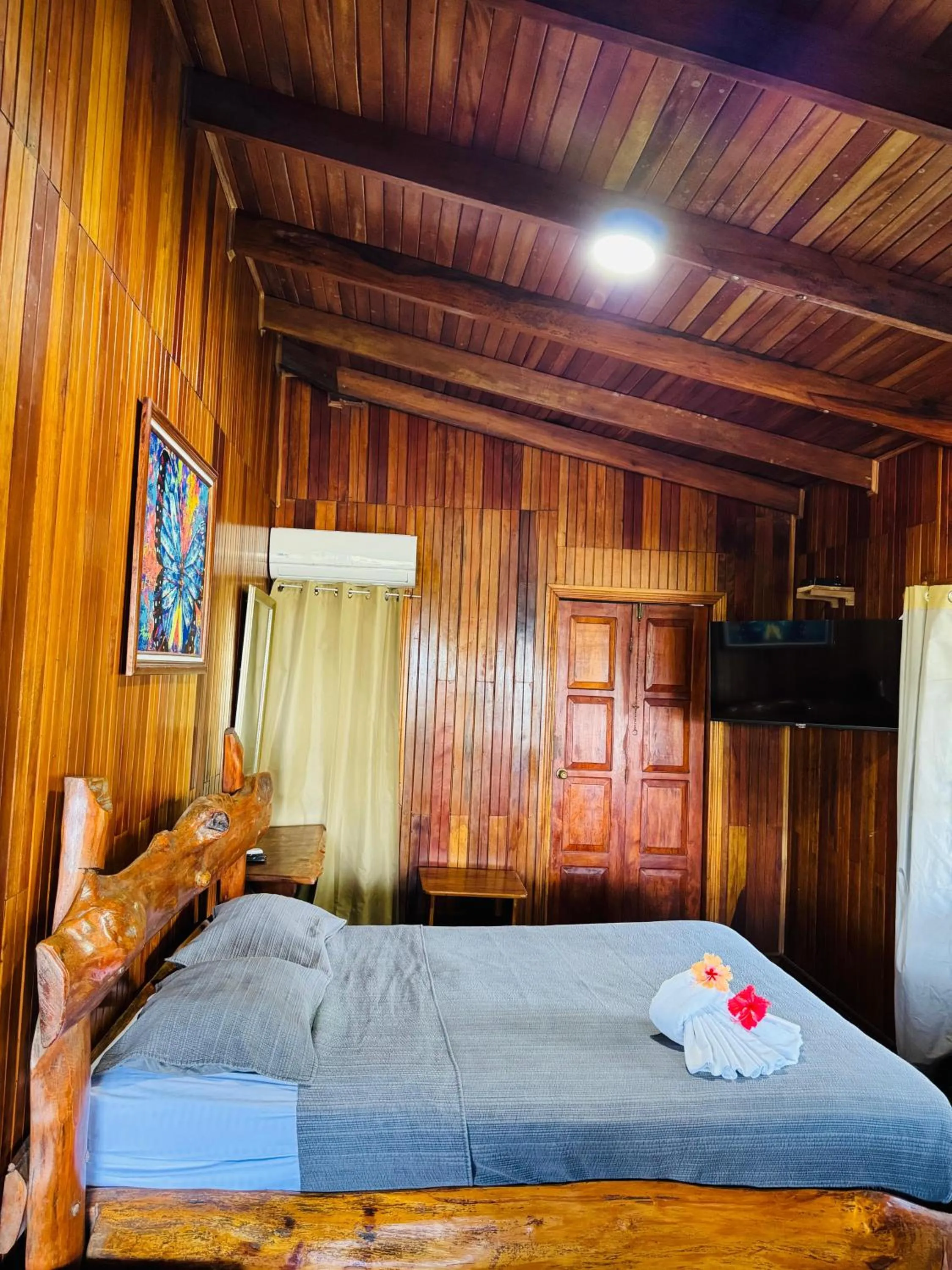 Bed in Hotel La Isla Inn