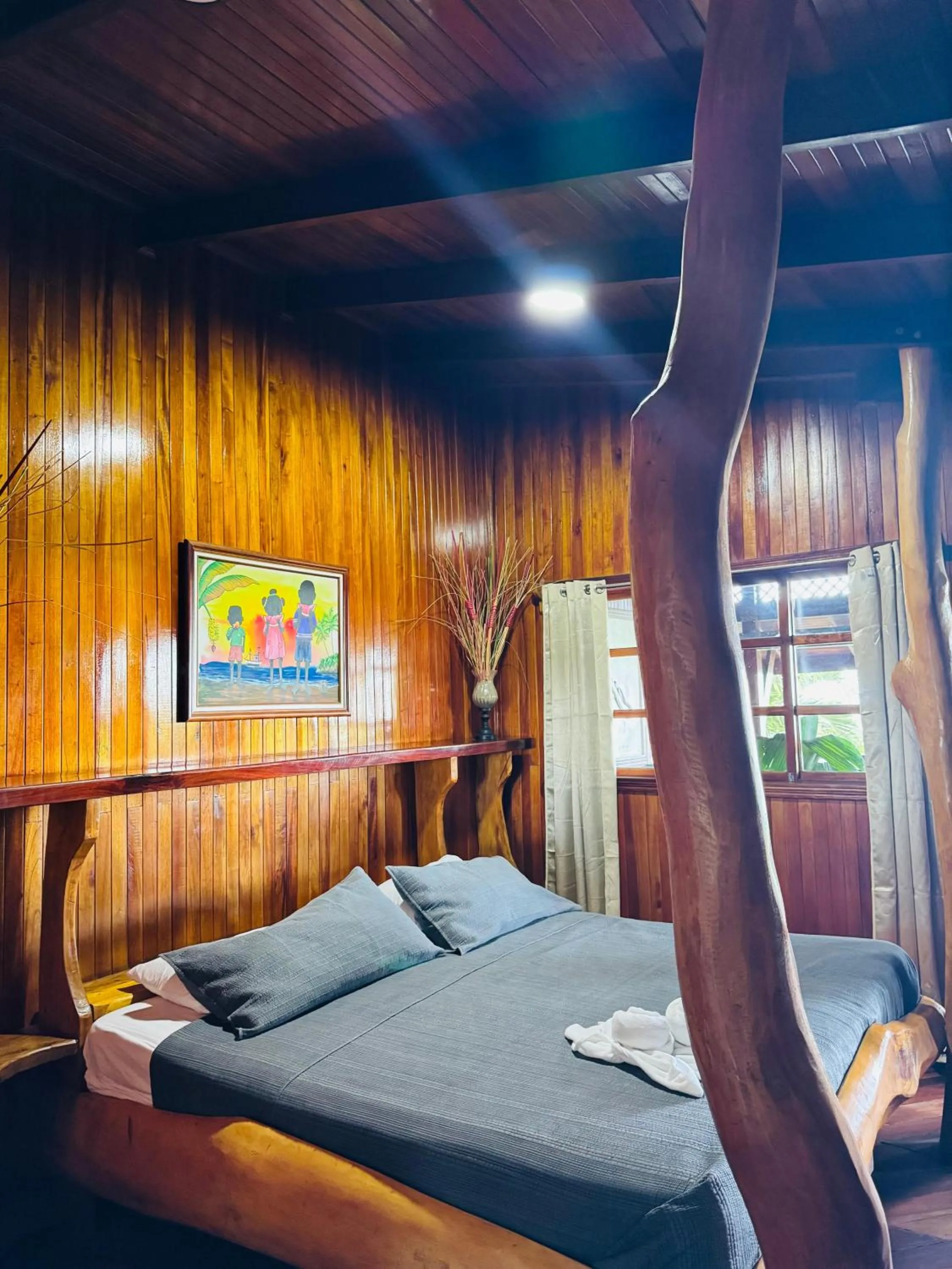 Bed in Hotel La Isla Inn