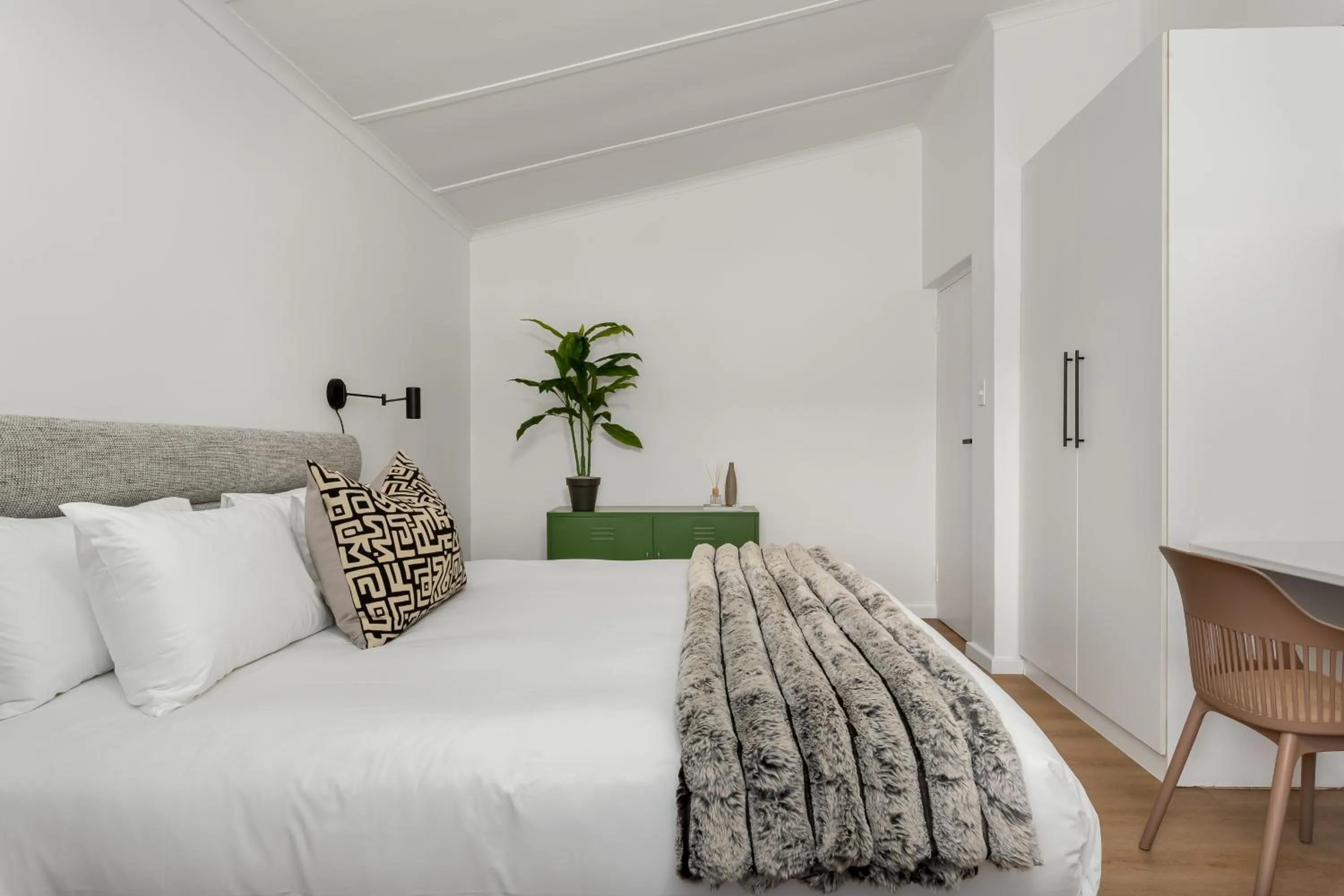 Photo of the whole room, Bed in Neighbourgood Franschhoek