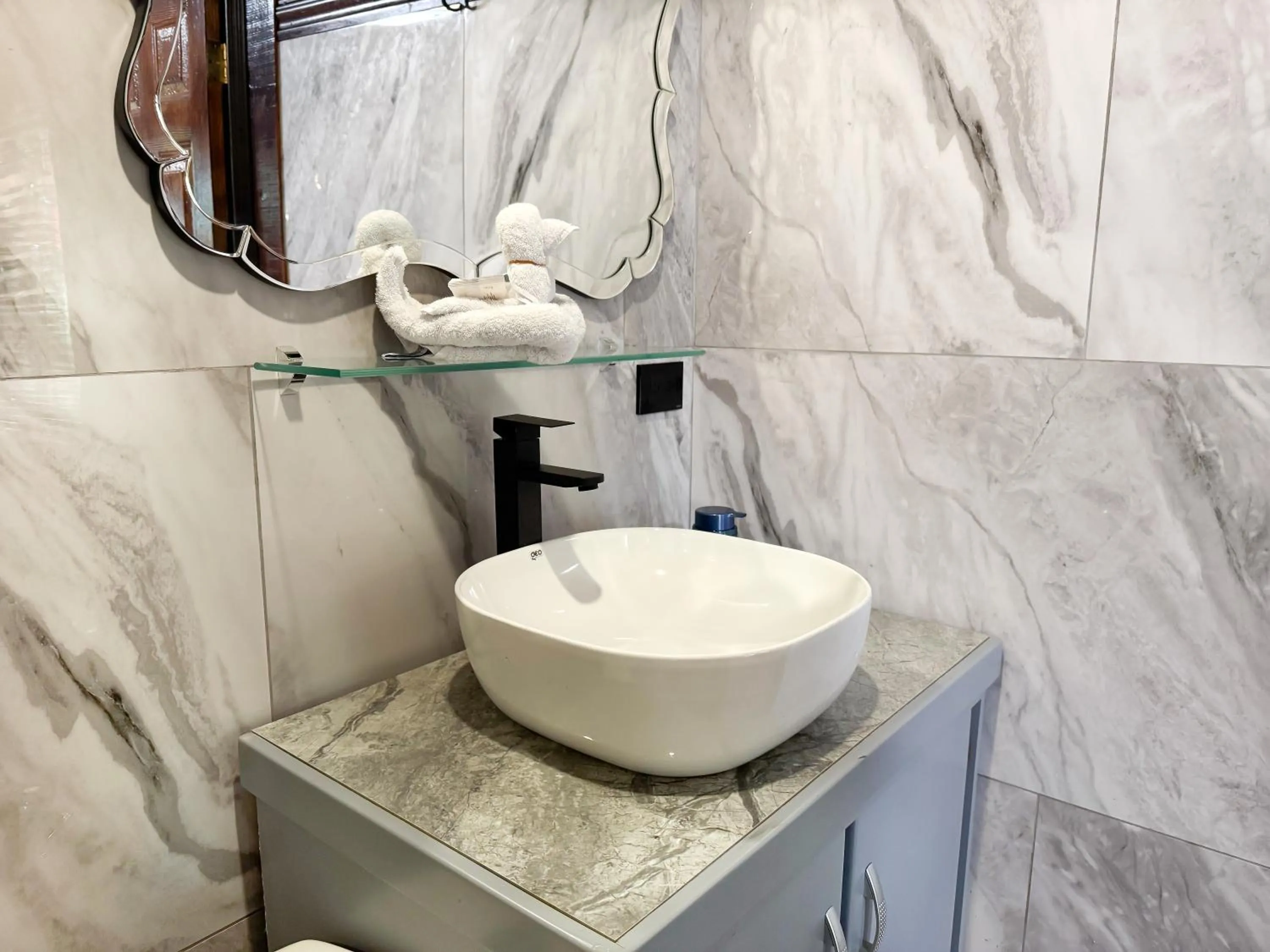 Bathroom in Hotel Heliconias Nature Inn & Hot Springs